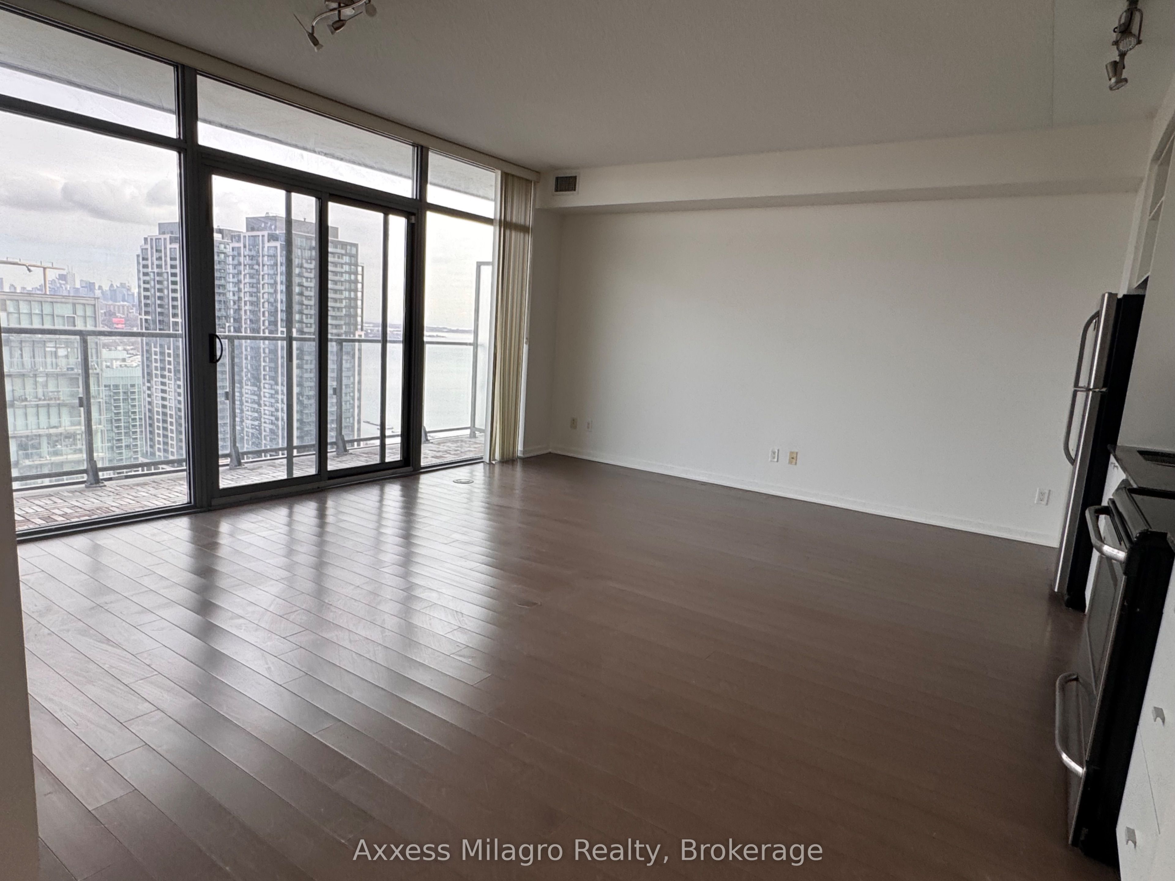 105 The Queensway Way 3016, Toronto, ON M6S 5B5 photo 5