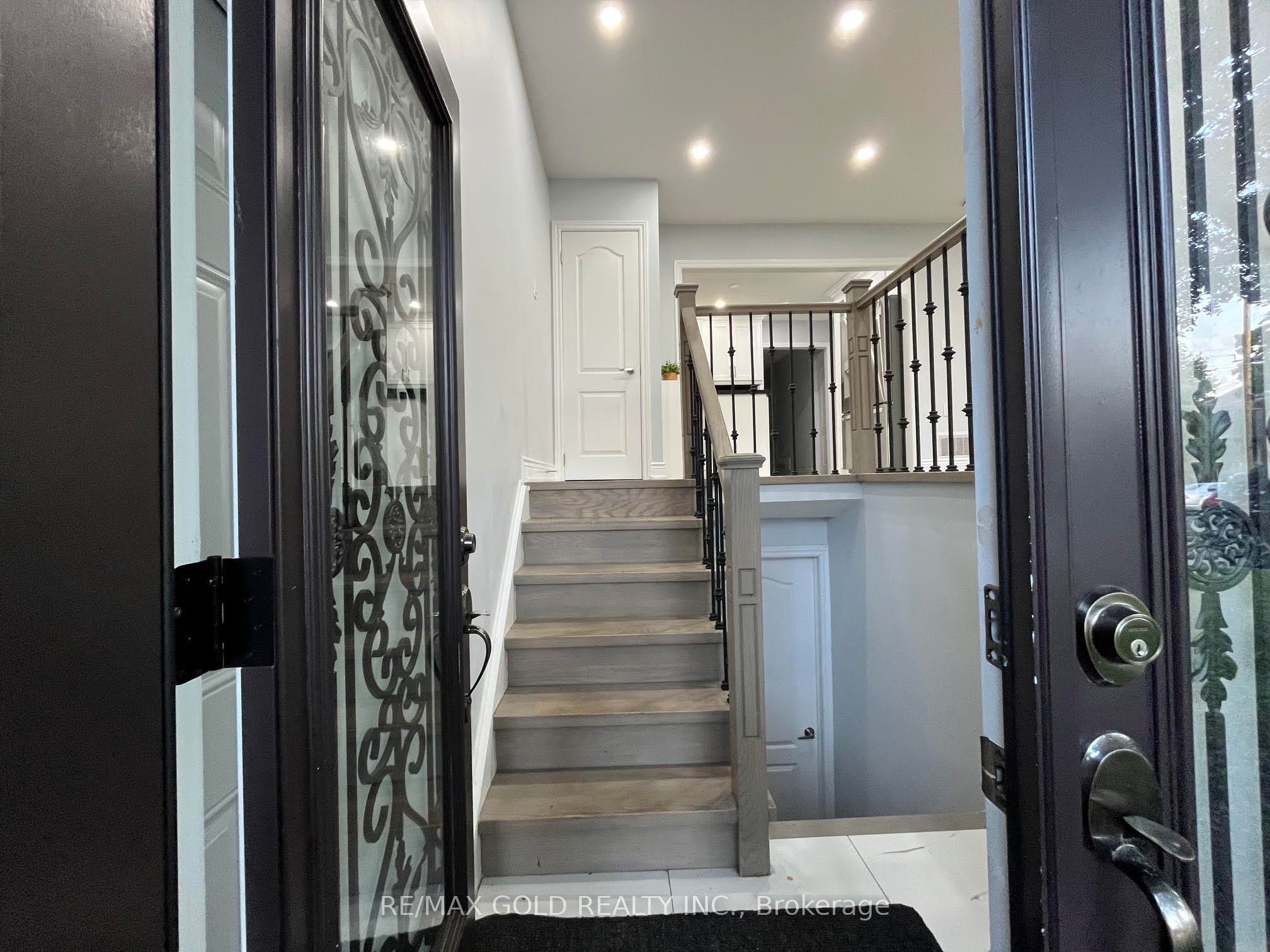30 Moynes Avenue, Toronto, ON M8Y 3B8 photo 4