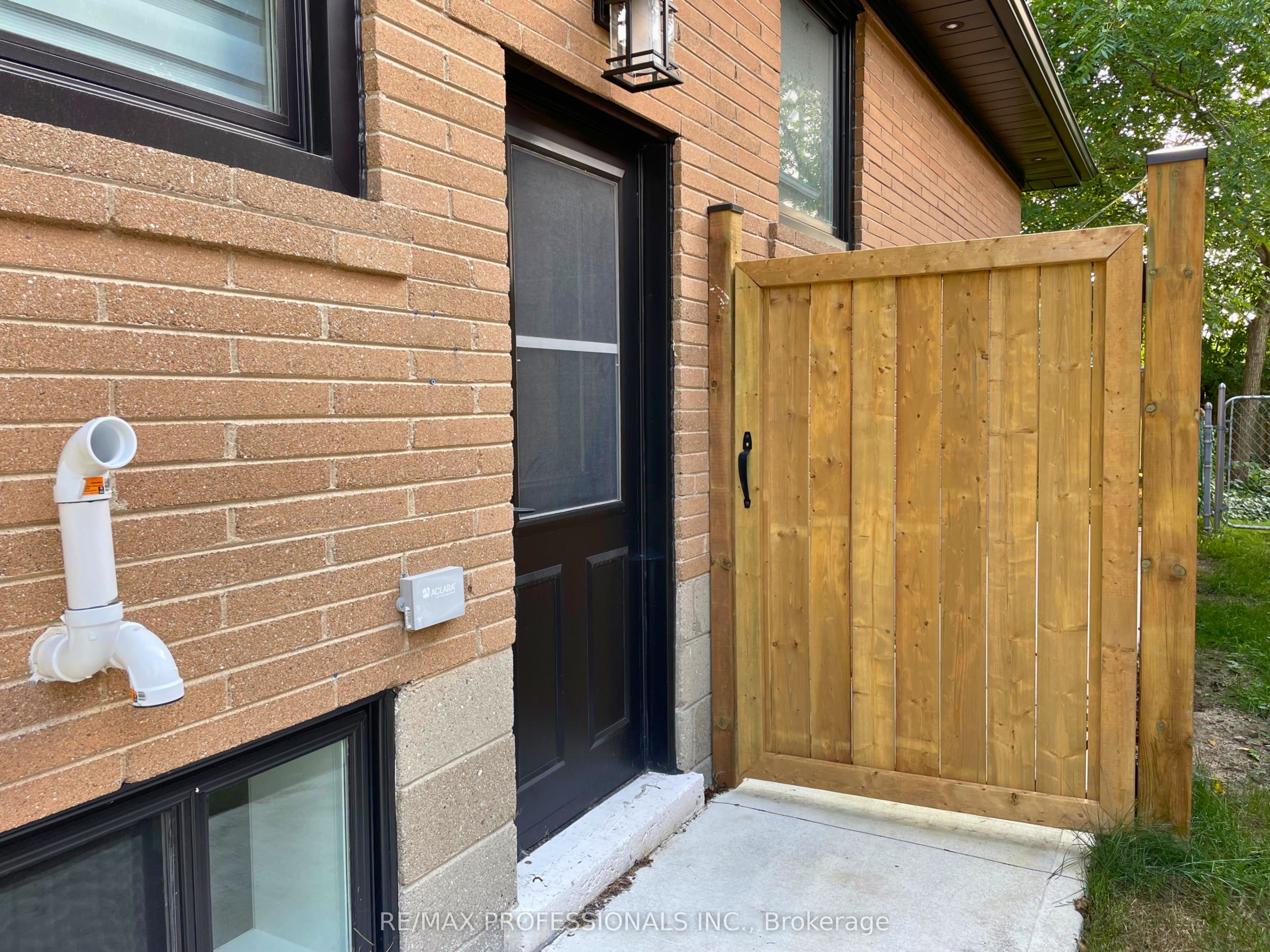 48 Lloyd Manor Road Lower, Toronto, ON M9B 5H7 photo 2