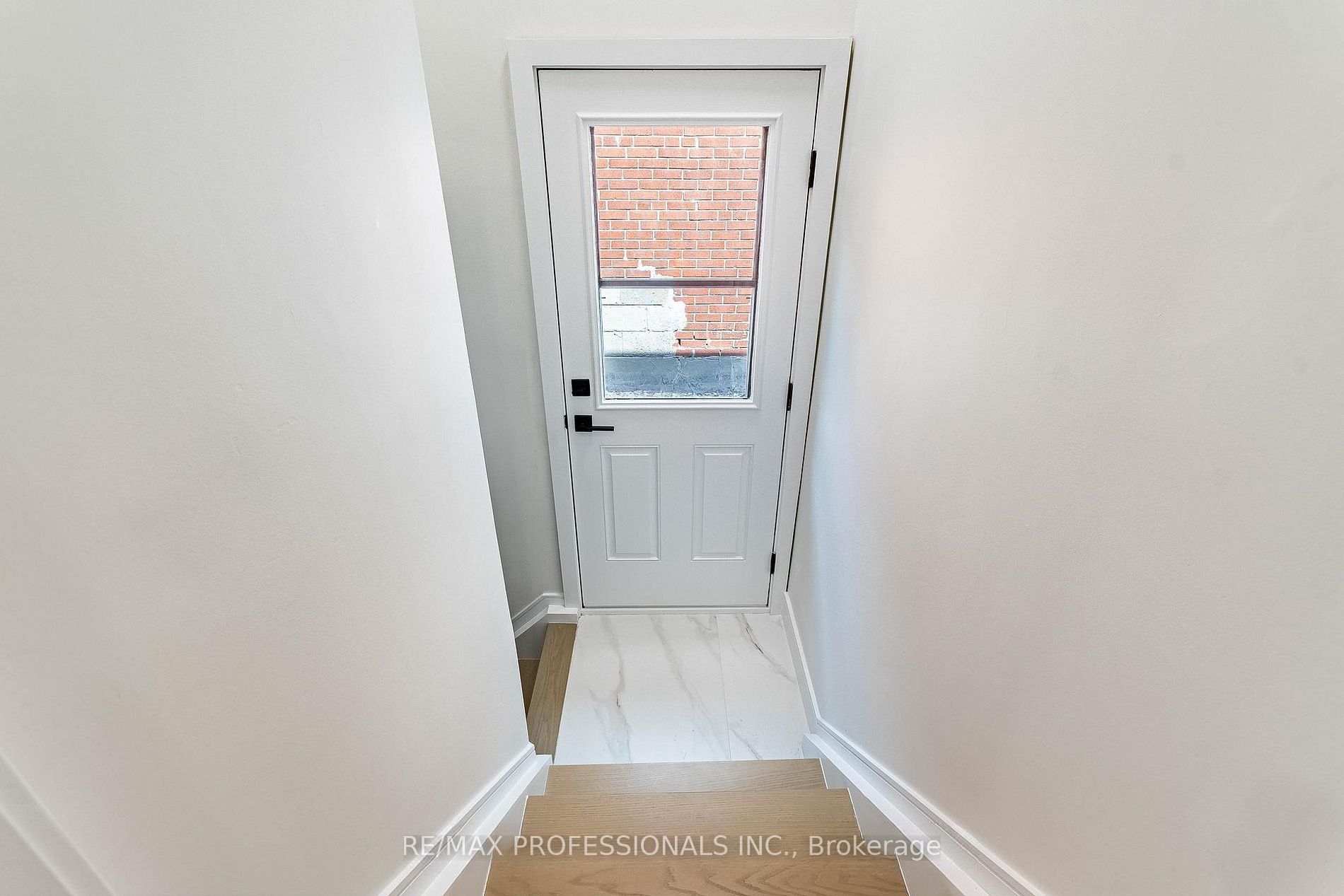 48 Lloyd Manor Road Lower, Toronto, ON M9B 5H7 photo 3