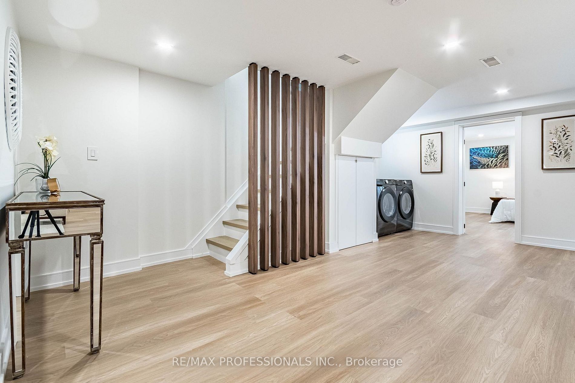 48 Lloyd Manor Road Lower, Toronto, ON M9B 5H7 photo 4