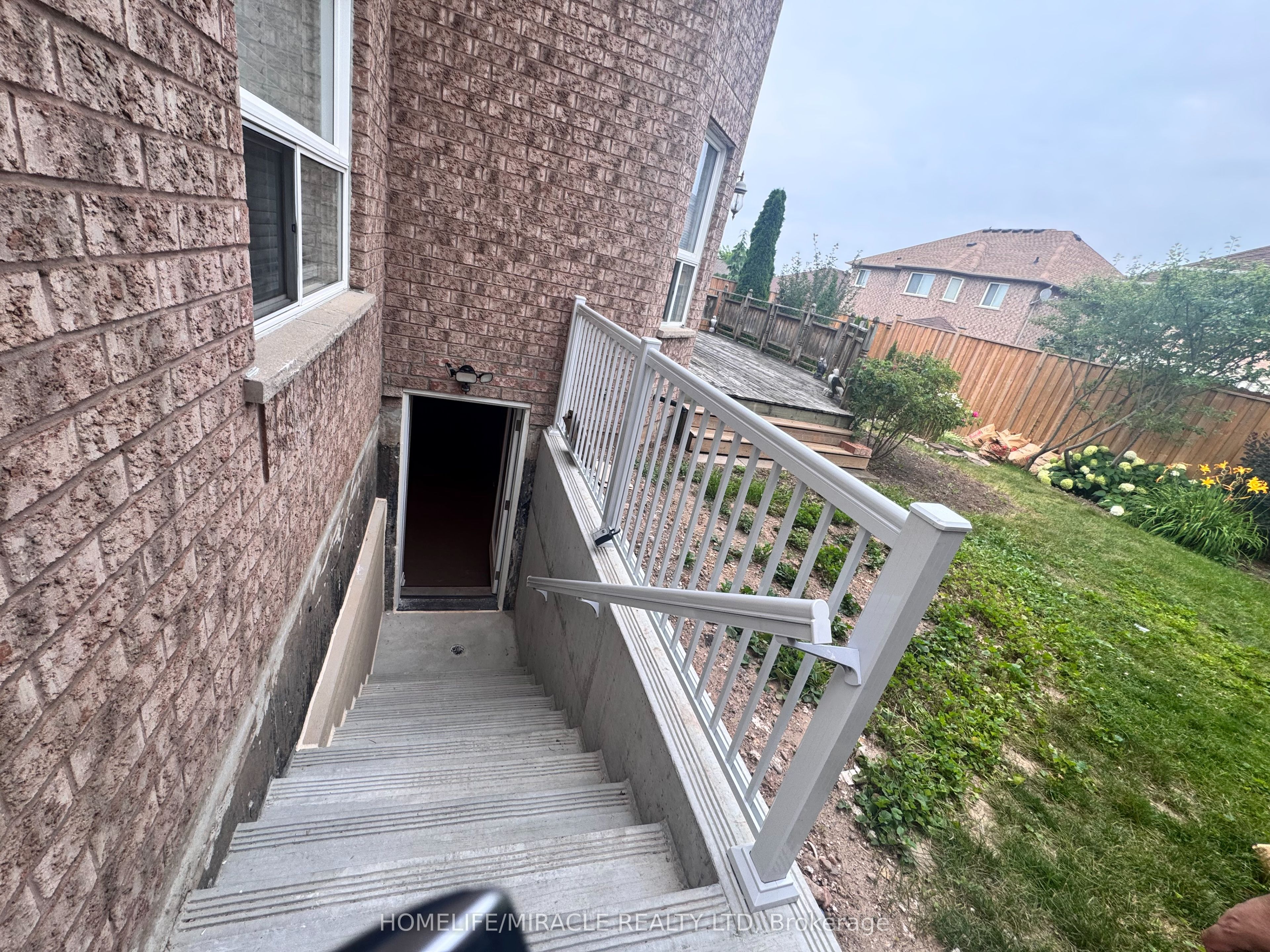 14 Berton Boulevard, Halton Hills, ON L7G 6A5 photo 2
