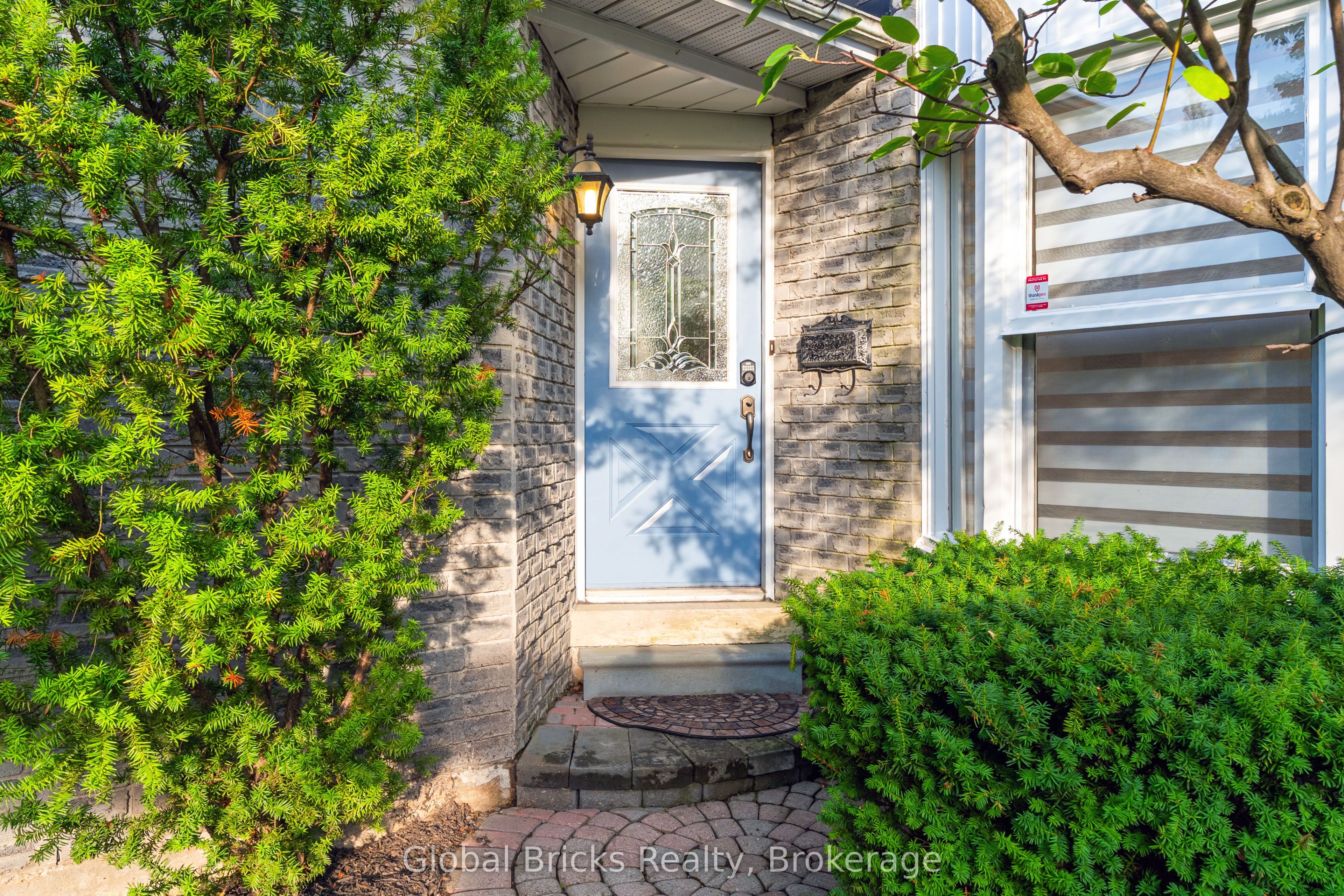 6190 Saltmarsh Court, Mississauga, ON L5N 5V8 photo 3