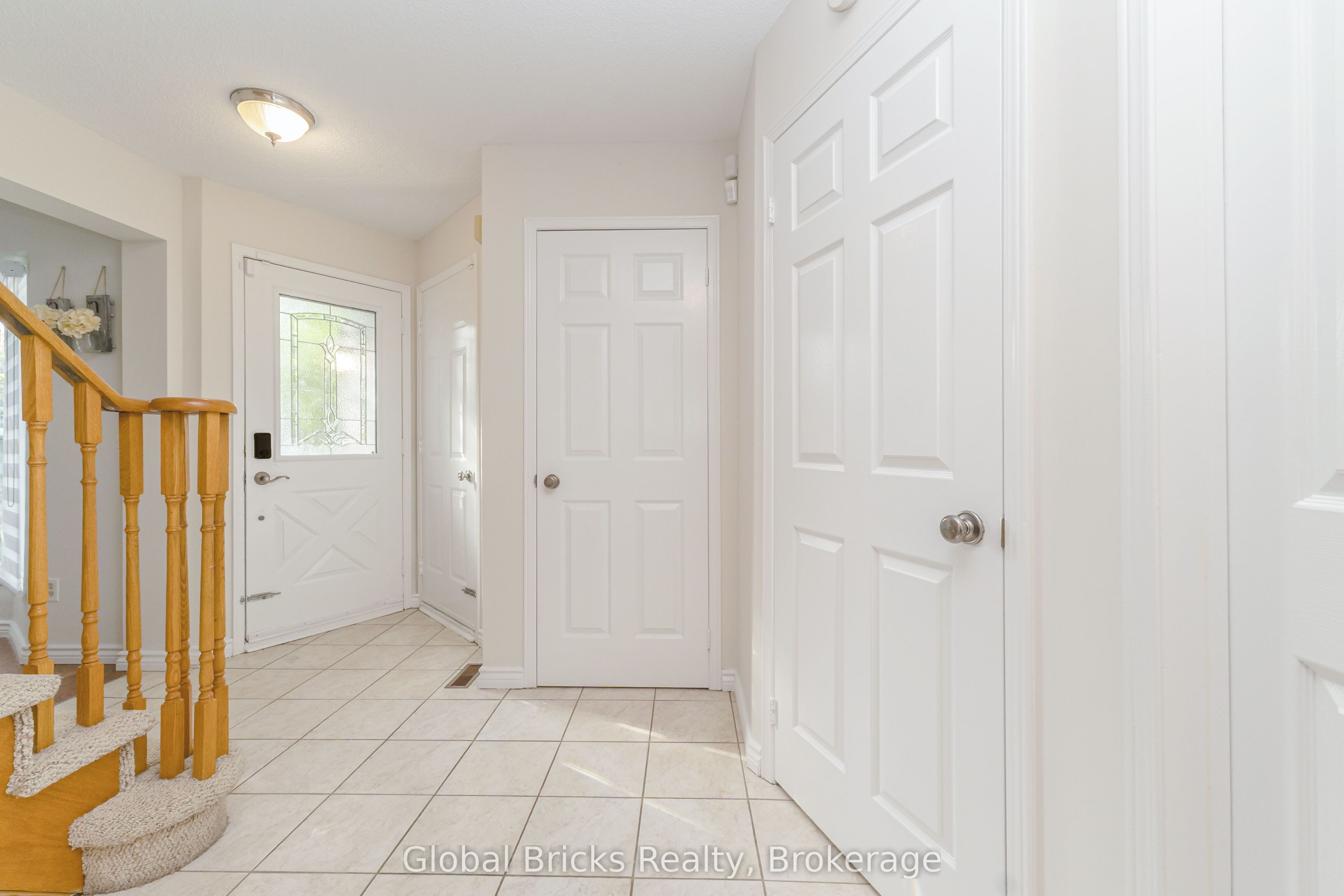 6190 Saltmarsh Court, Mississauga, ON L5N 5V8 photo 4