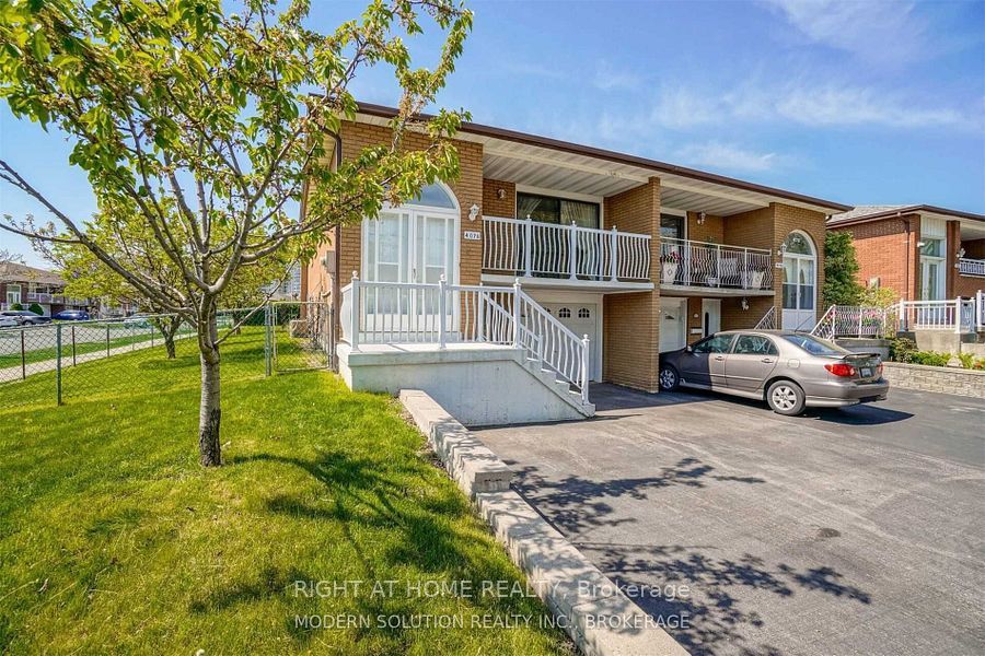 4076 Woodington Drive, Mississauga, ON L4Z 1K2