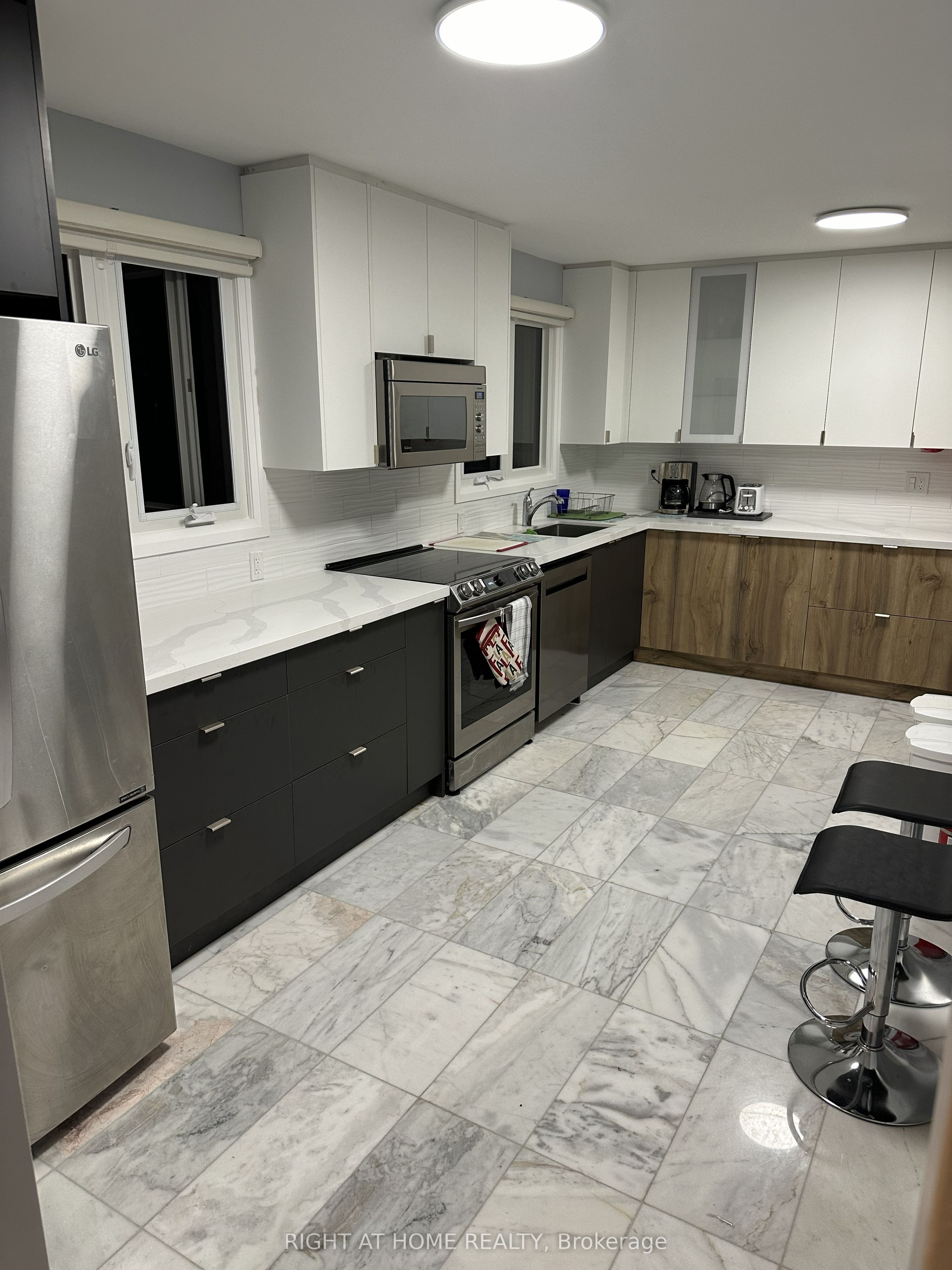 4076 Woodington Drive, Mississauga, ON L4Z 1K2 photo 3