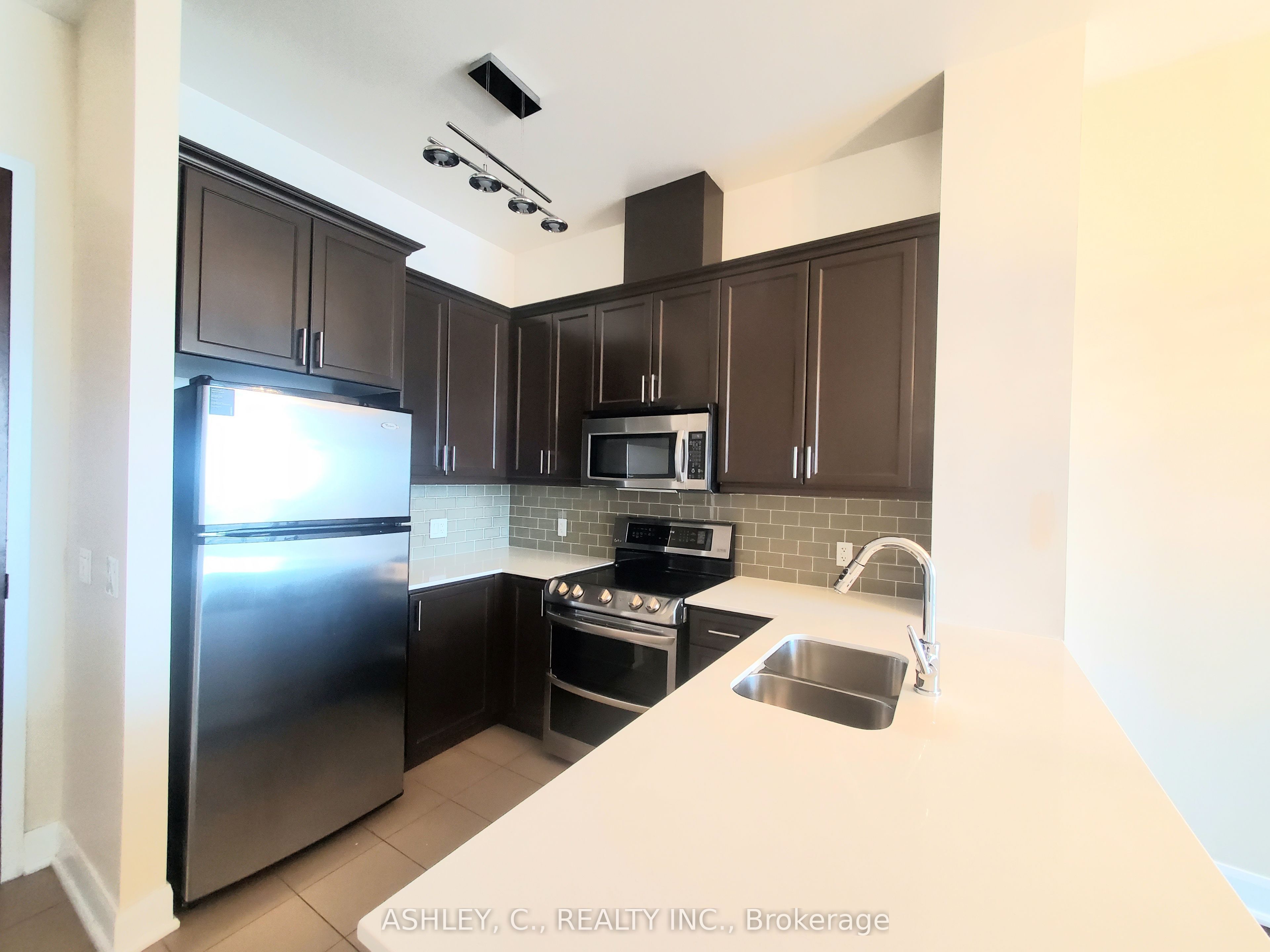 2470 Prince Michael Drive 717, Oakville, ON L6H 0G9 photo 3