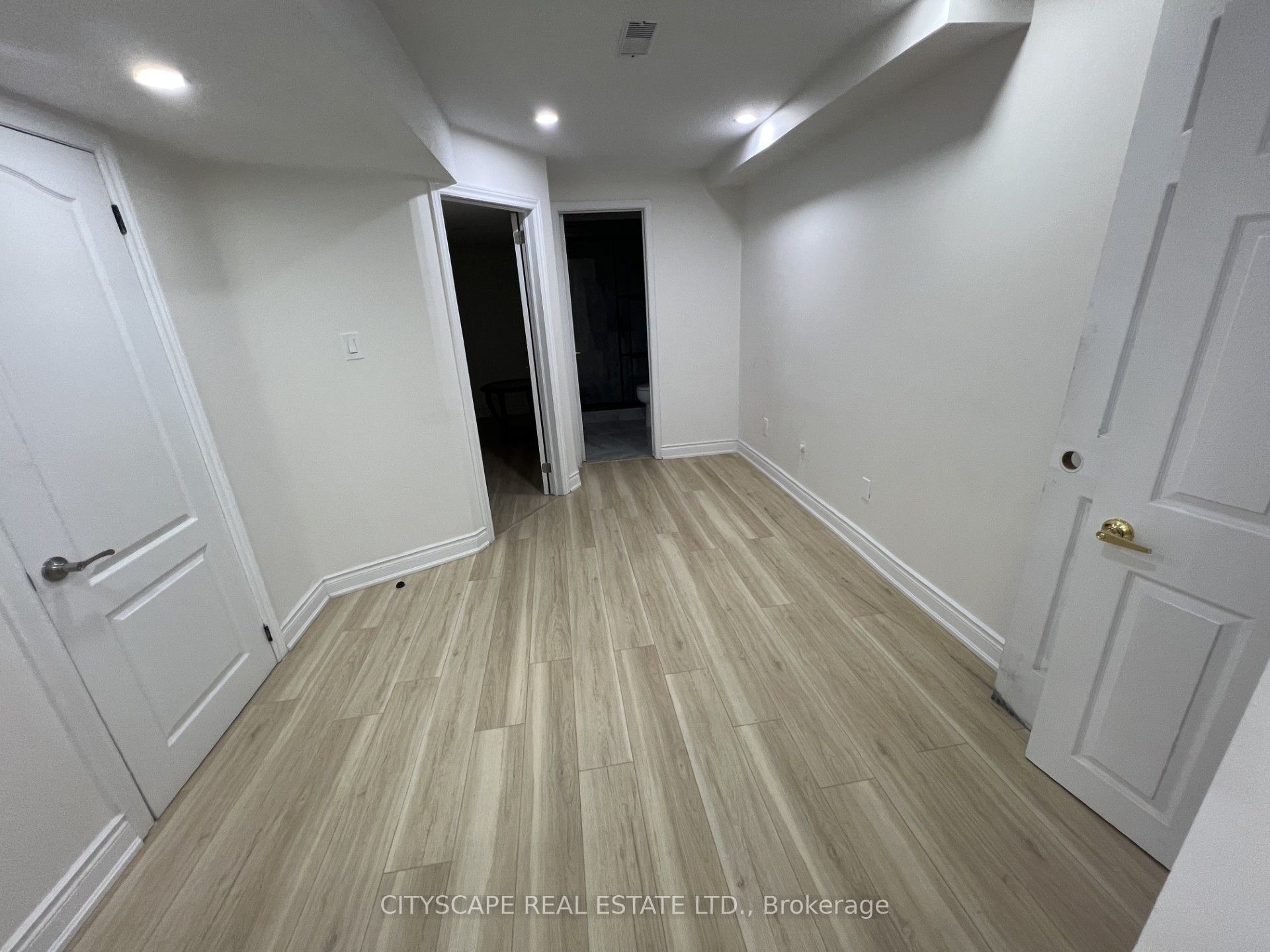 637 Dolly Bird Lane Basement, Mississauga, ON L5W 1G8 photo 3