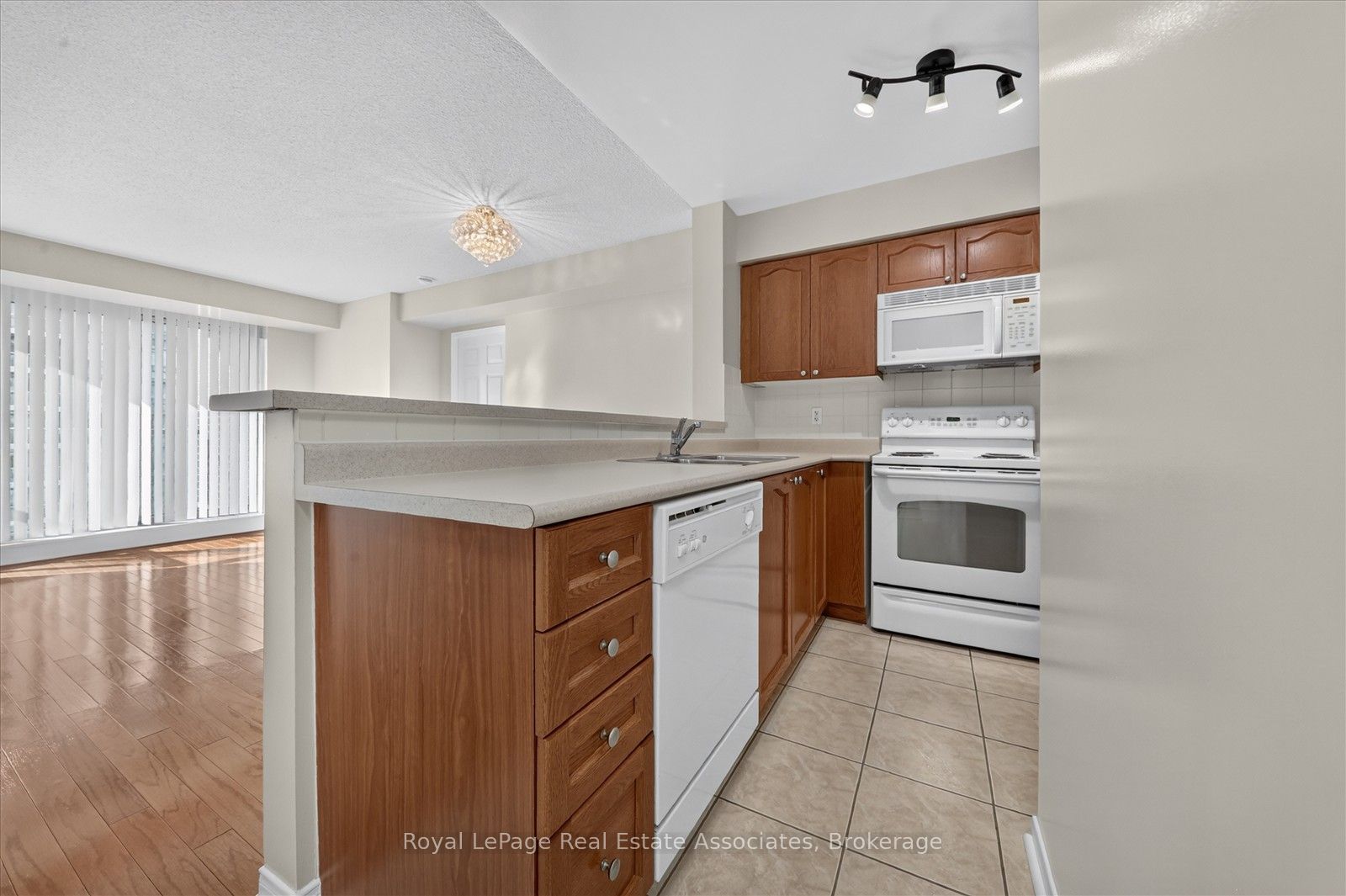 7 Michael Power Place 908, Toronto, ON M9A 0A4 photo 2
