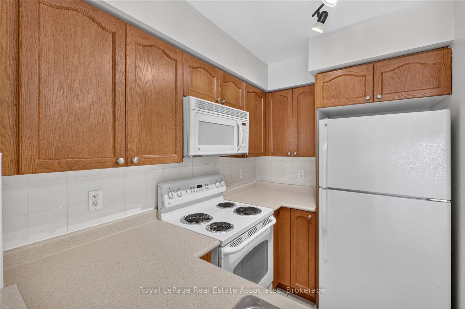 7 Michael Power Place 908, Toronto, ON M9A 0A4 photo 5