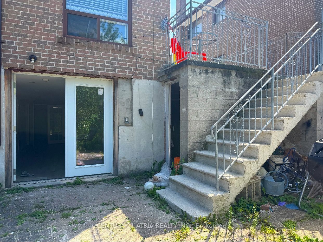 65 Newlin Crescent Rear Ground flr, Toronto, ON M3L 1X5 photo 3