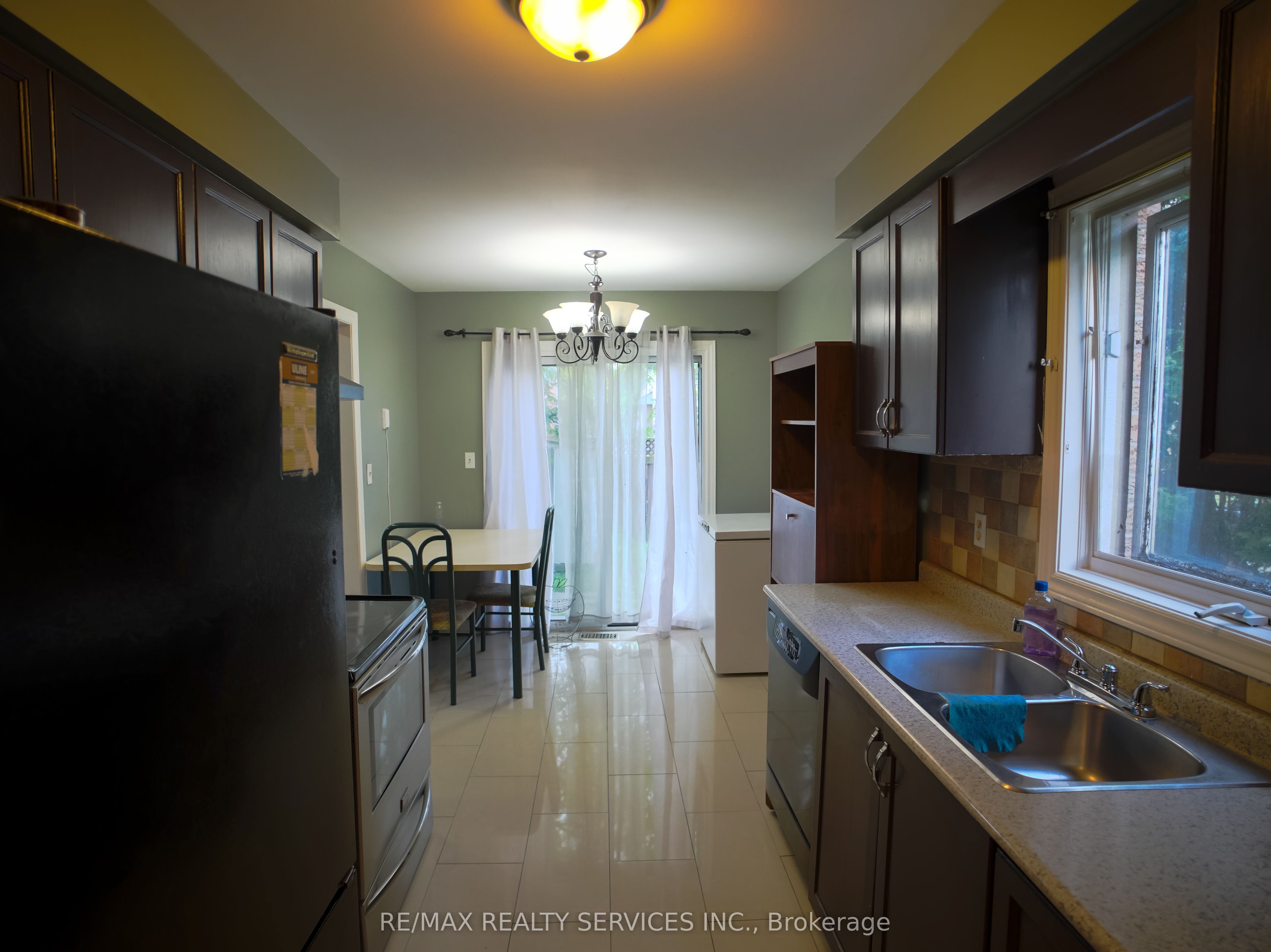 121 Pressed Brick Drive, Brampton, ON L6V 4K5 photo 2