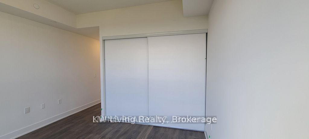 202 Burnhamthorpe Road E 1302W, Mississauga, ON L5A 0B2 photo 3