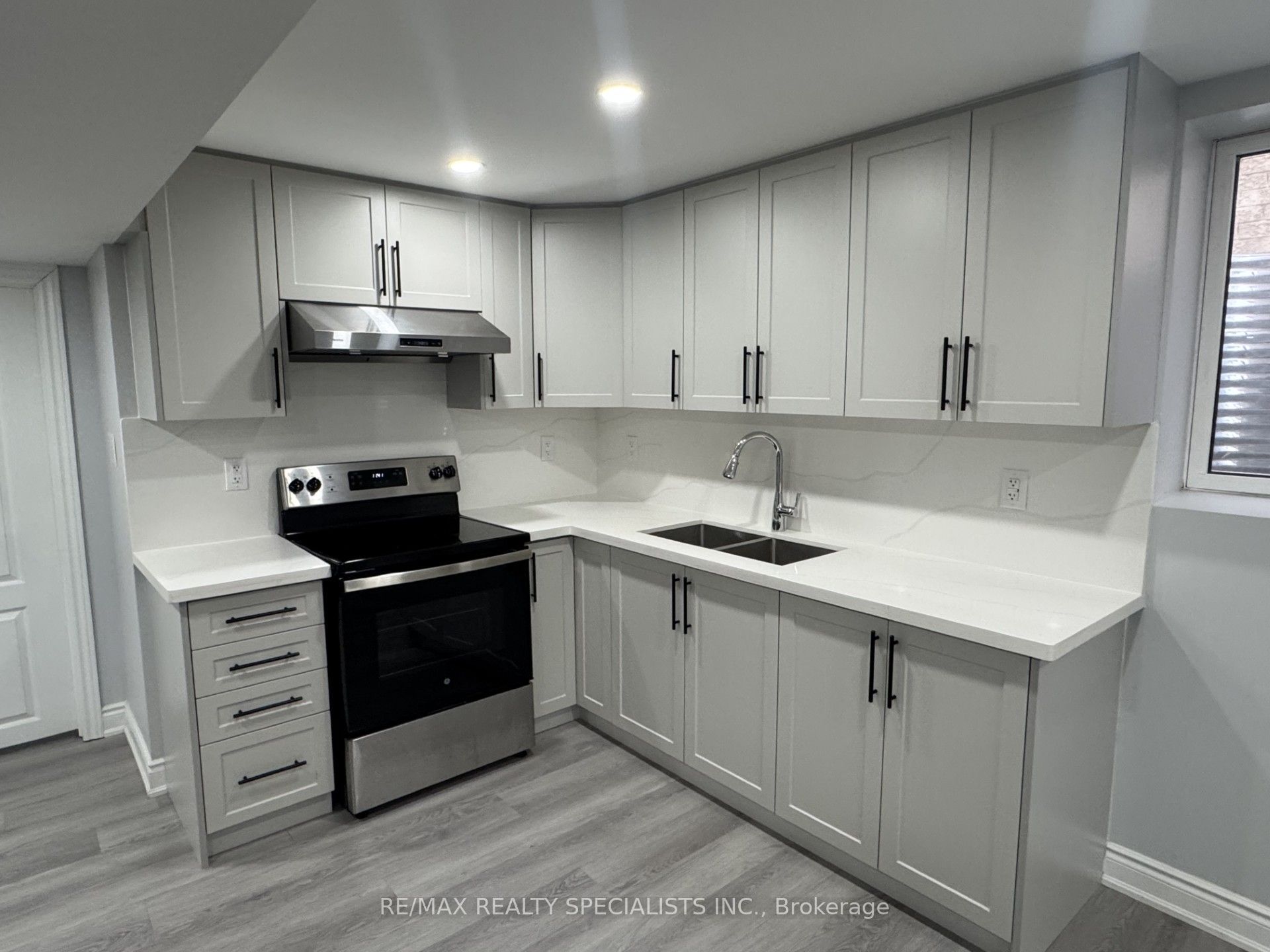 33 Bluffwood(Basement) Crescent, Brampton, ON L6P 2P3 photo 2