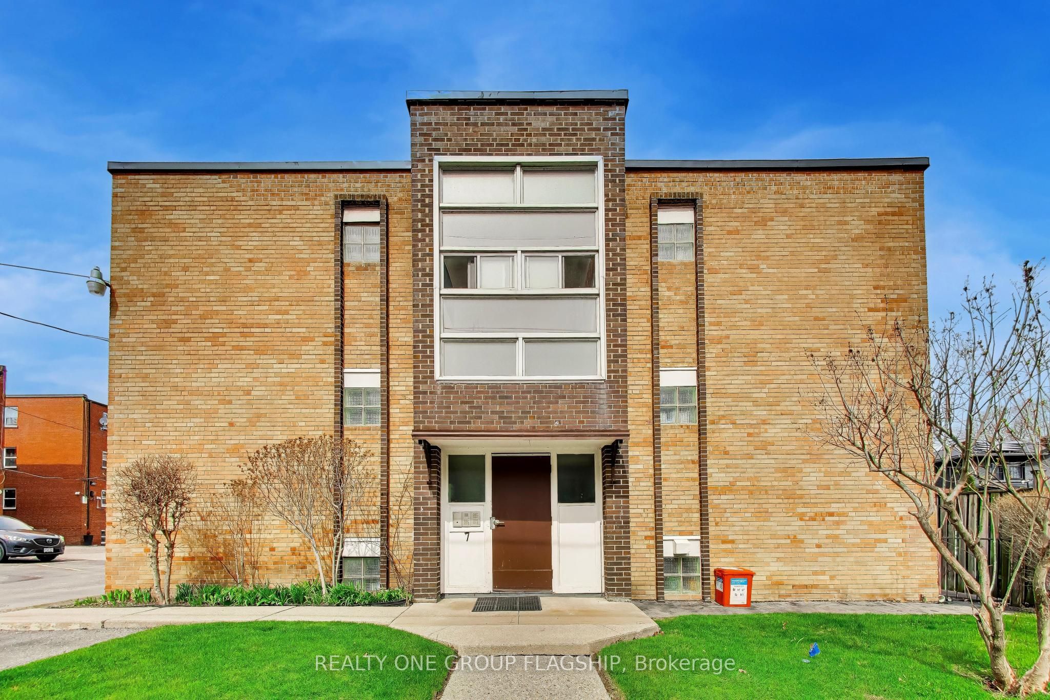 7 Elmwood Avenue S 9, Mississauga, ON L5G 3J6