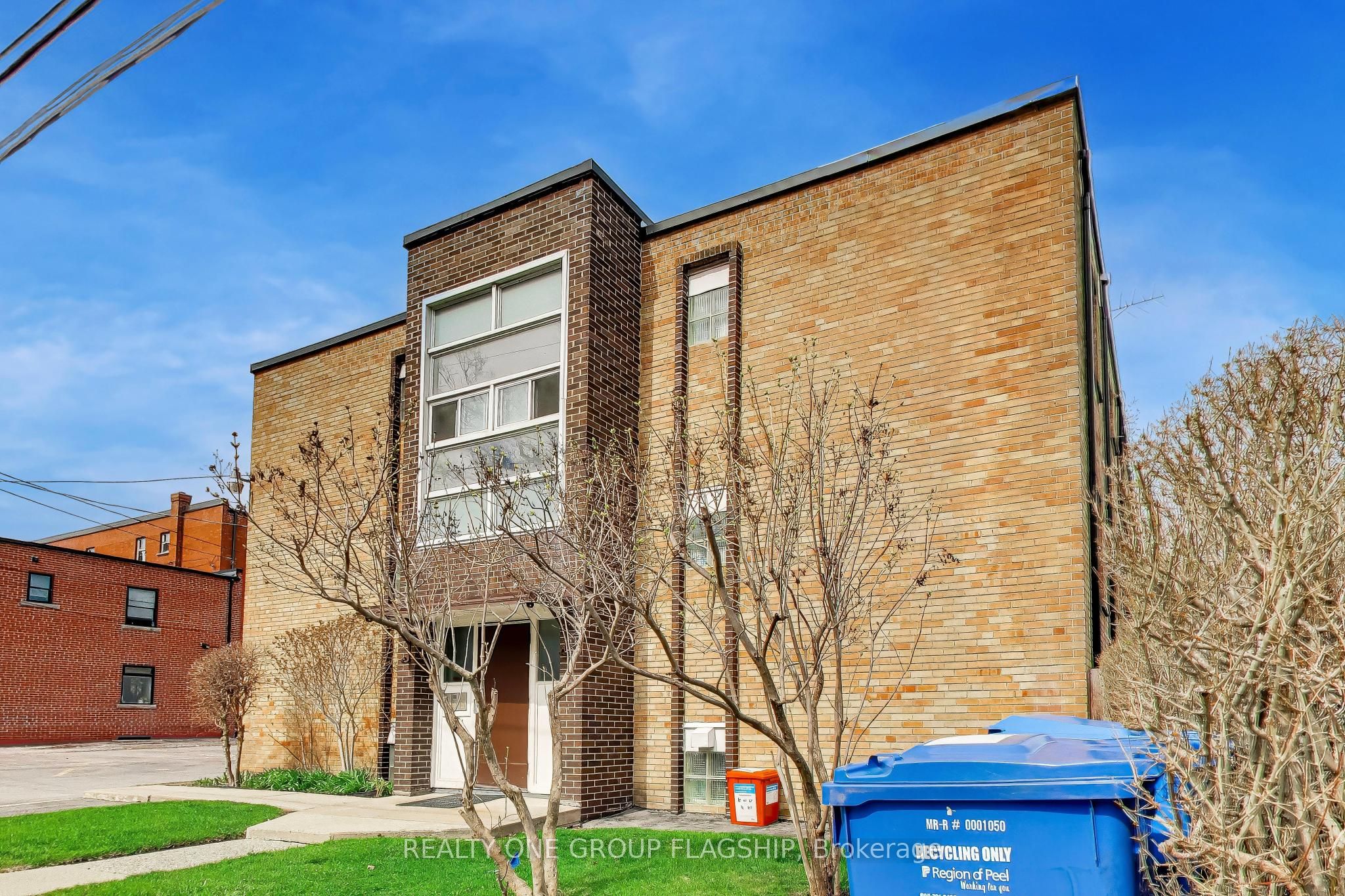 7 Elmwood Avenue S 9, Mississauga, ON L5G 3J6 photo 2