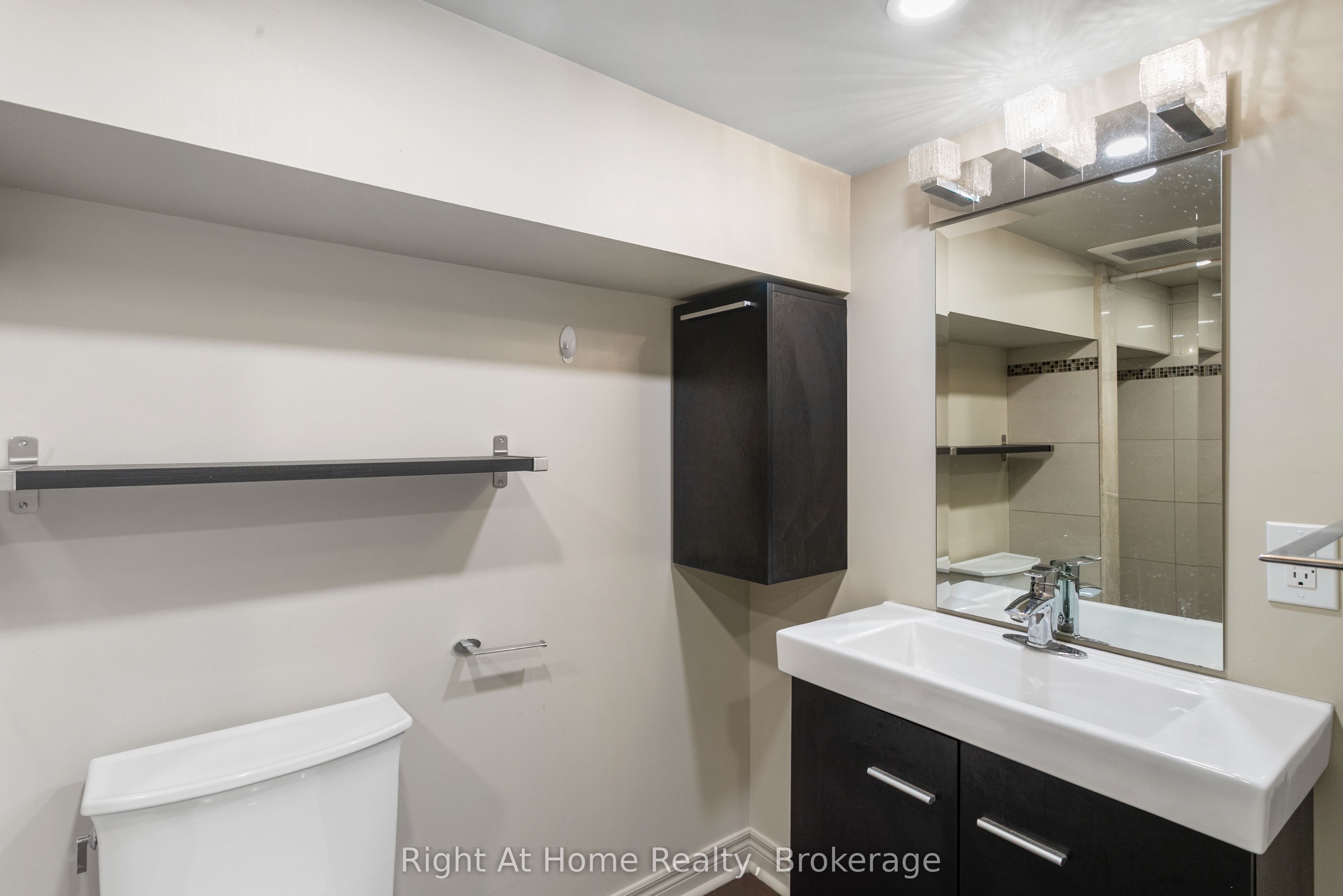 1042 St Clarens Avenue Basement, Toronto, ON M6H 3X7 photo 4