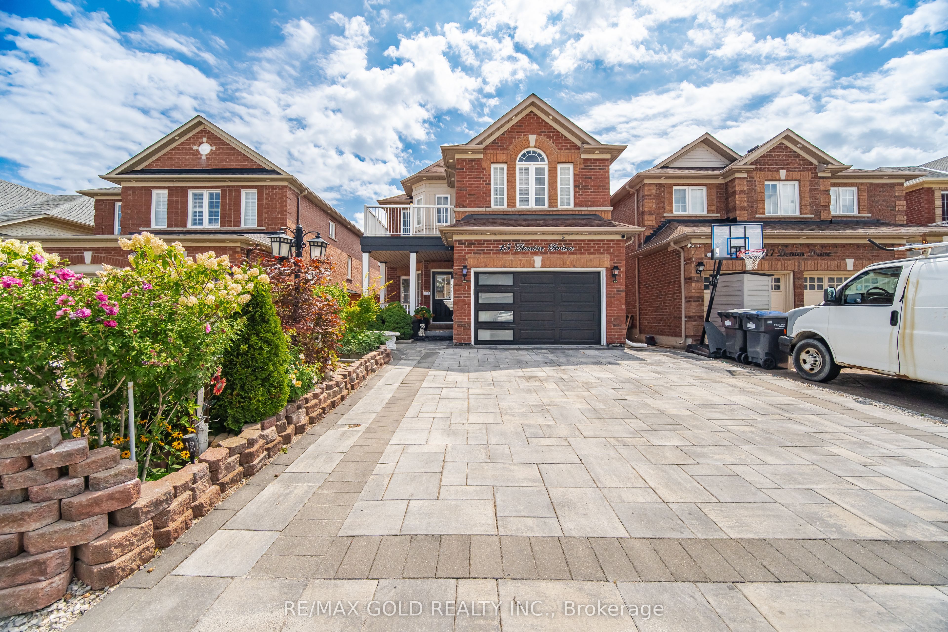 15 Denim Drive, Brampton, ON L6P 1K4 photo 2