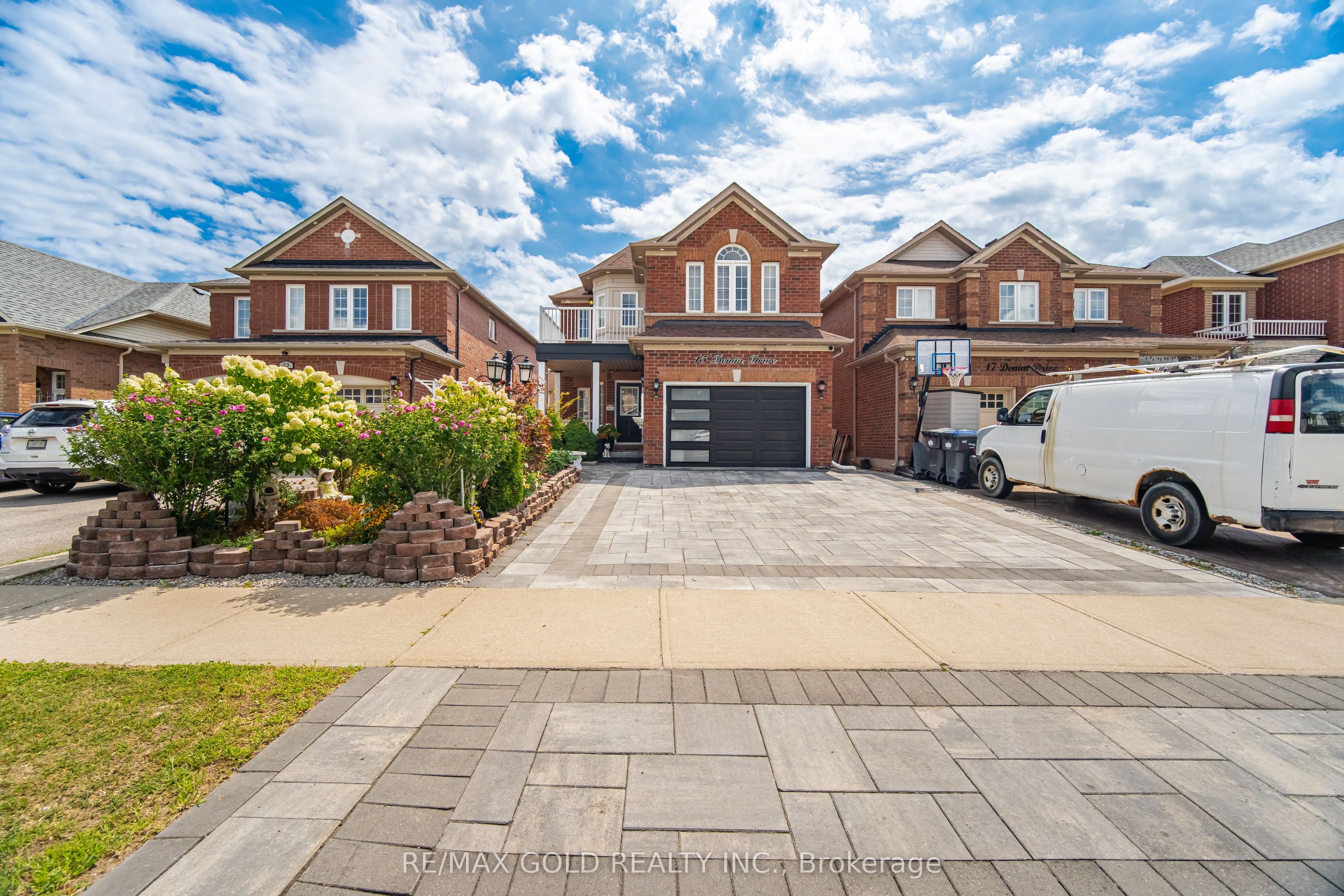 15 Denim Drive, Brampton, ON L6P 1K4 photo 3