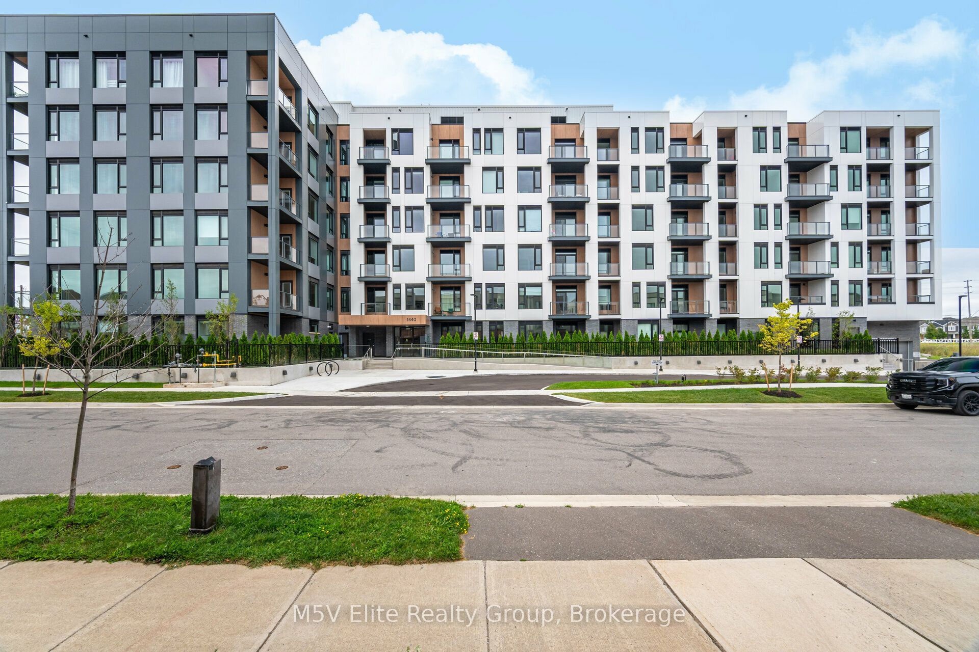 1440 Clarriage Court 213, Milton, ON L9T 2X5