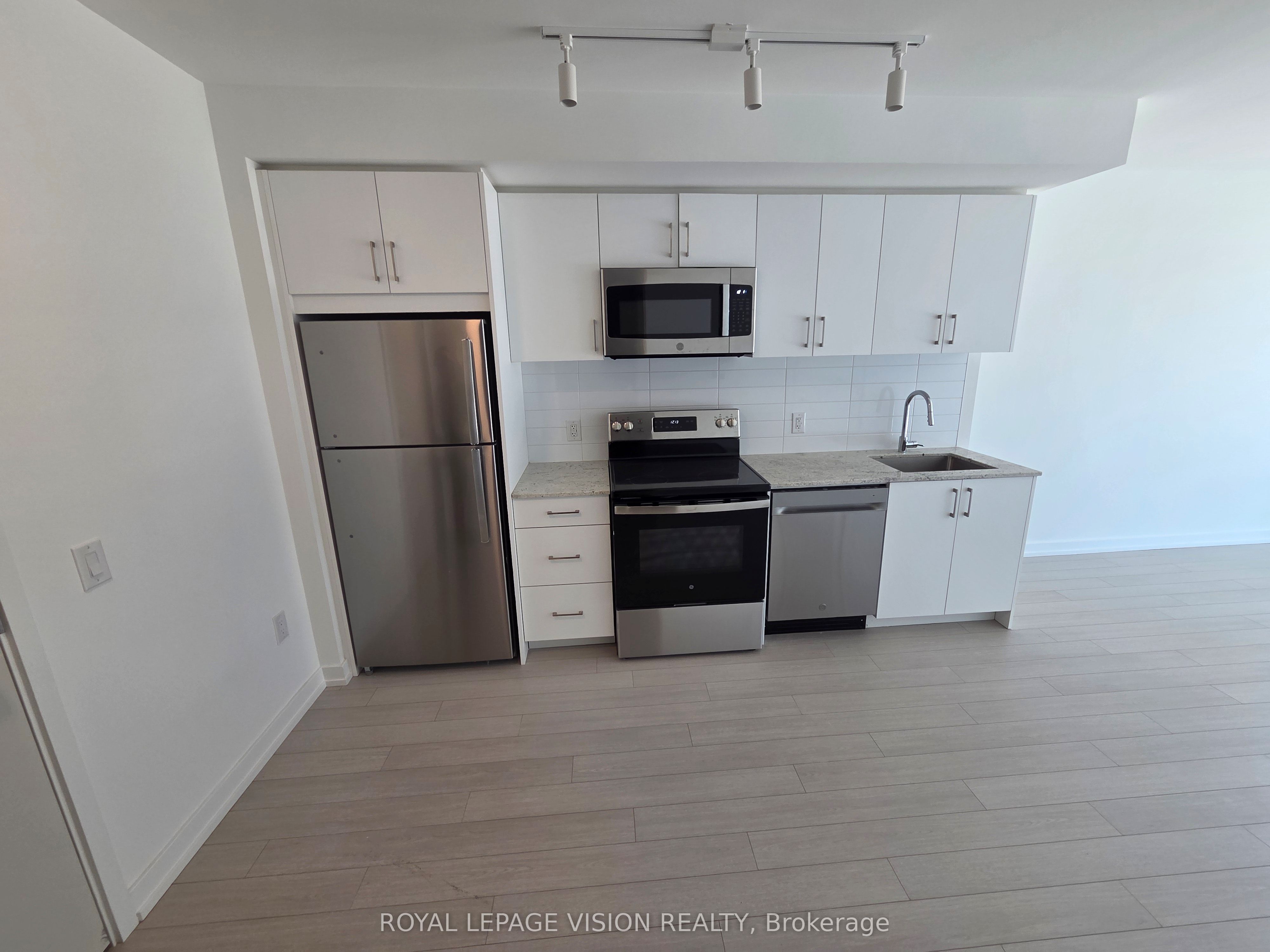 4010 Eglinton Avenue W 1616, Toronto, ON M9A 0G5 photo 2