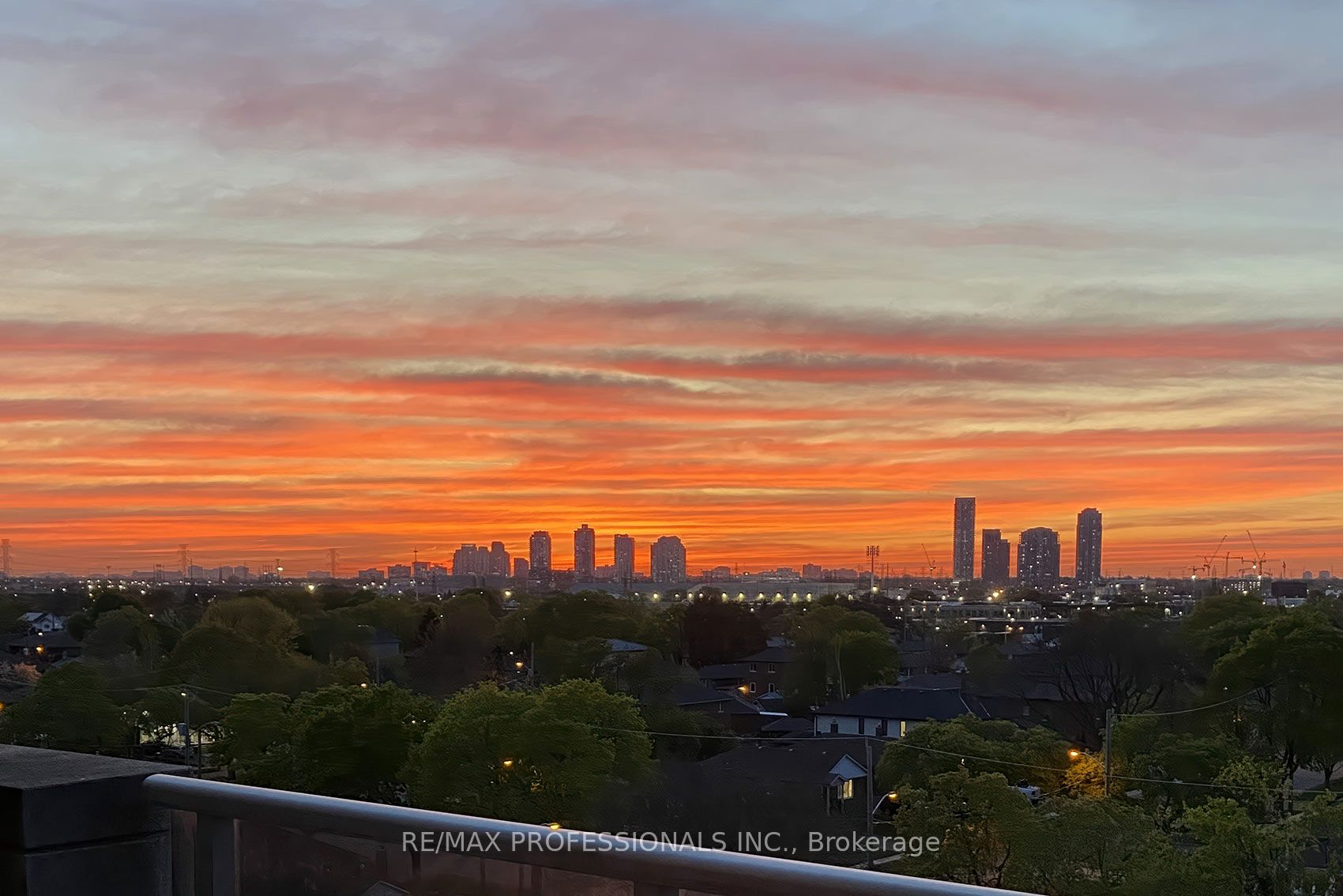 1040 The Queensway 704, Toronto, ON M8Z 0A7 photo 2