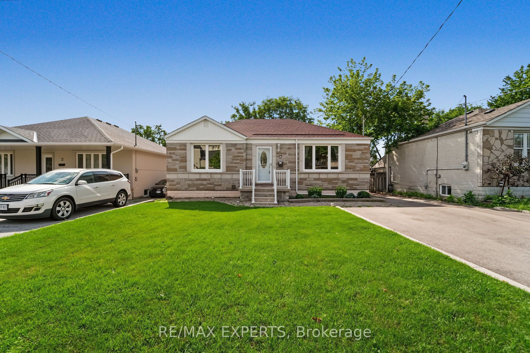 8 Palamar Road, Toronto, ON M3M 1L1 photo 2