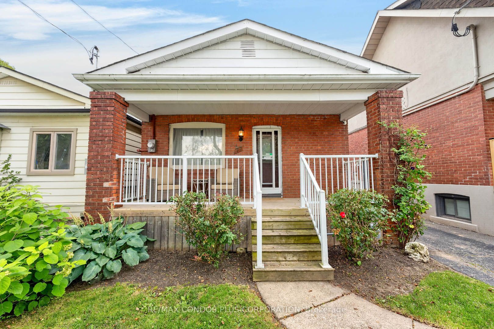 77 Fifth Street E, Toronto, ON M8V 2Z1