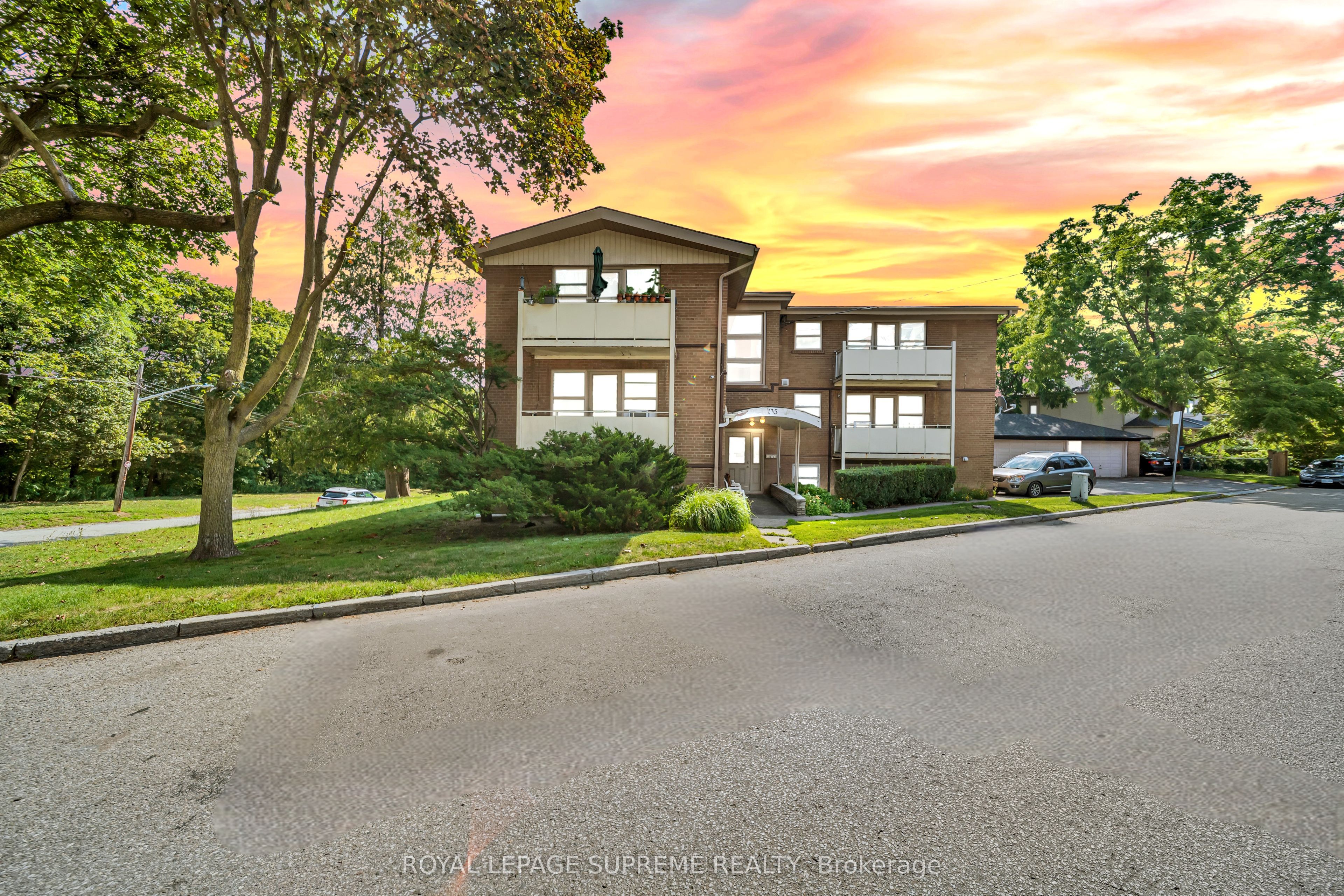 135 Kingsway Crescent 4, Toronto, ON M8X 2S3
