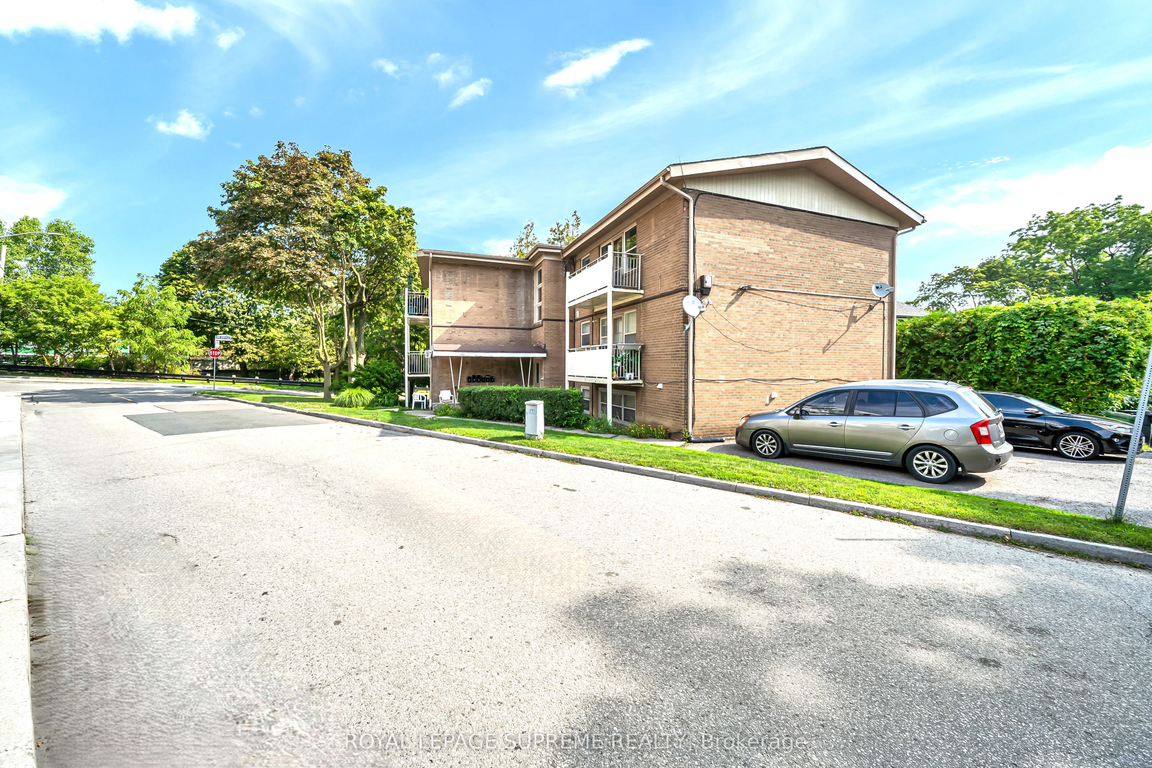 135 Kingsway Crescent 4, Toronto, ON M8X 2S3 photo 2