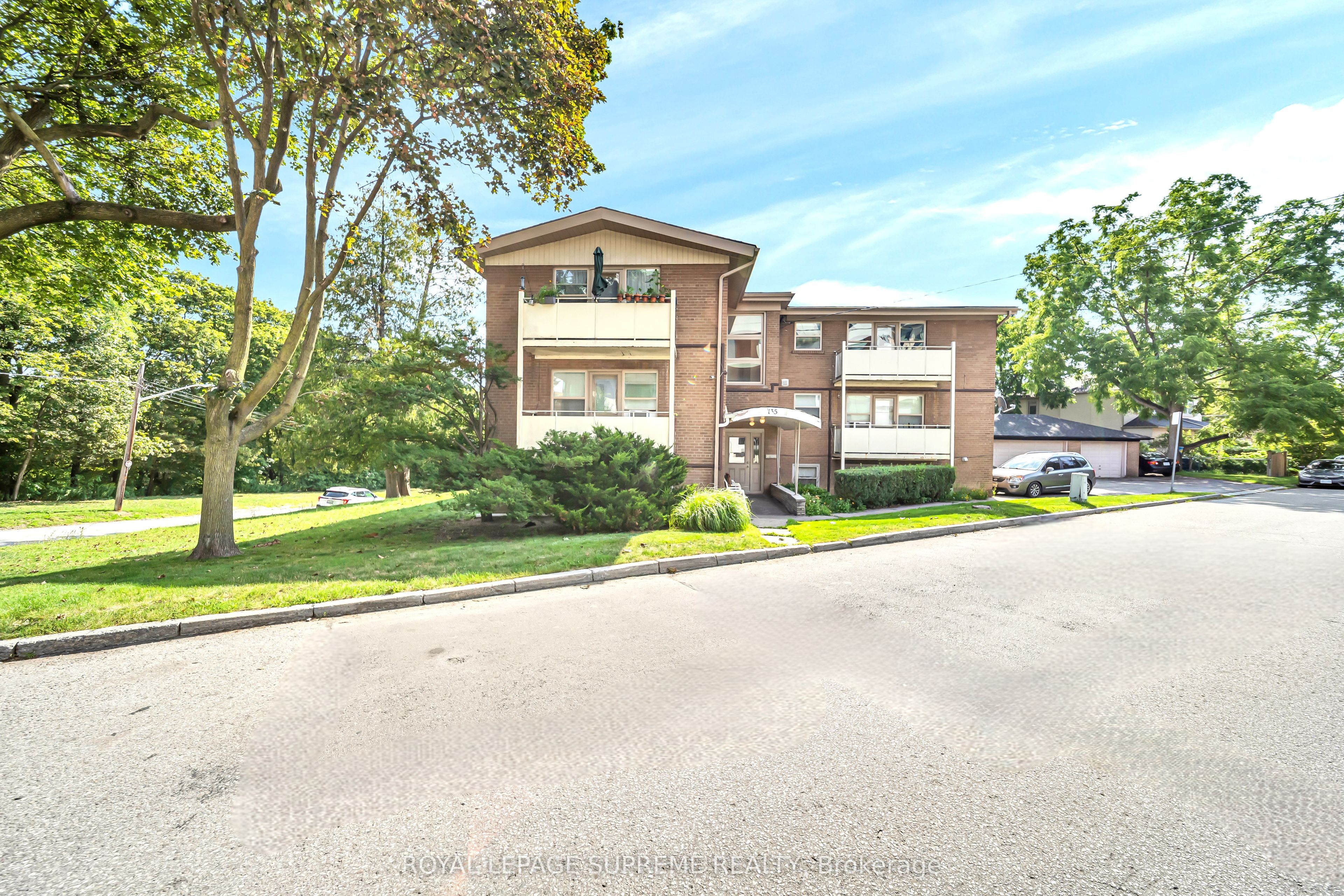 135 Kingsway Crescent 4, Toronto, ON M8X 2S3 photo 3