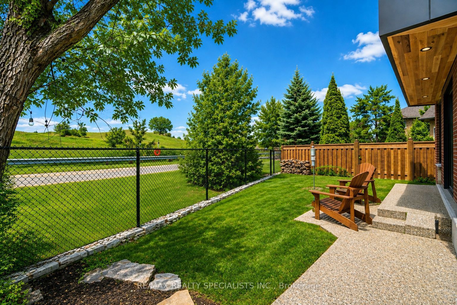 1169 Barnswallow Court, Mississauga, ON L5V 2J6 photo 2