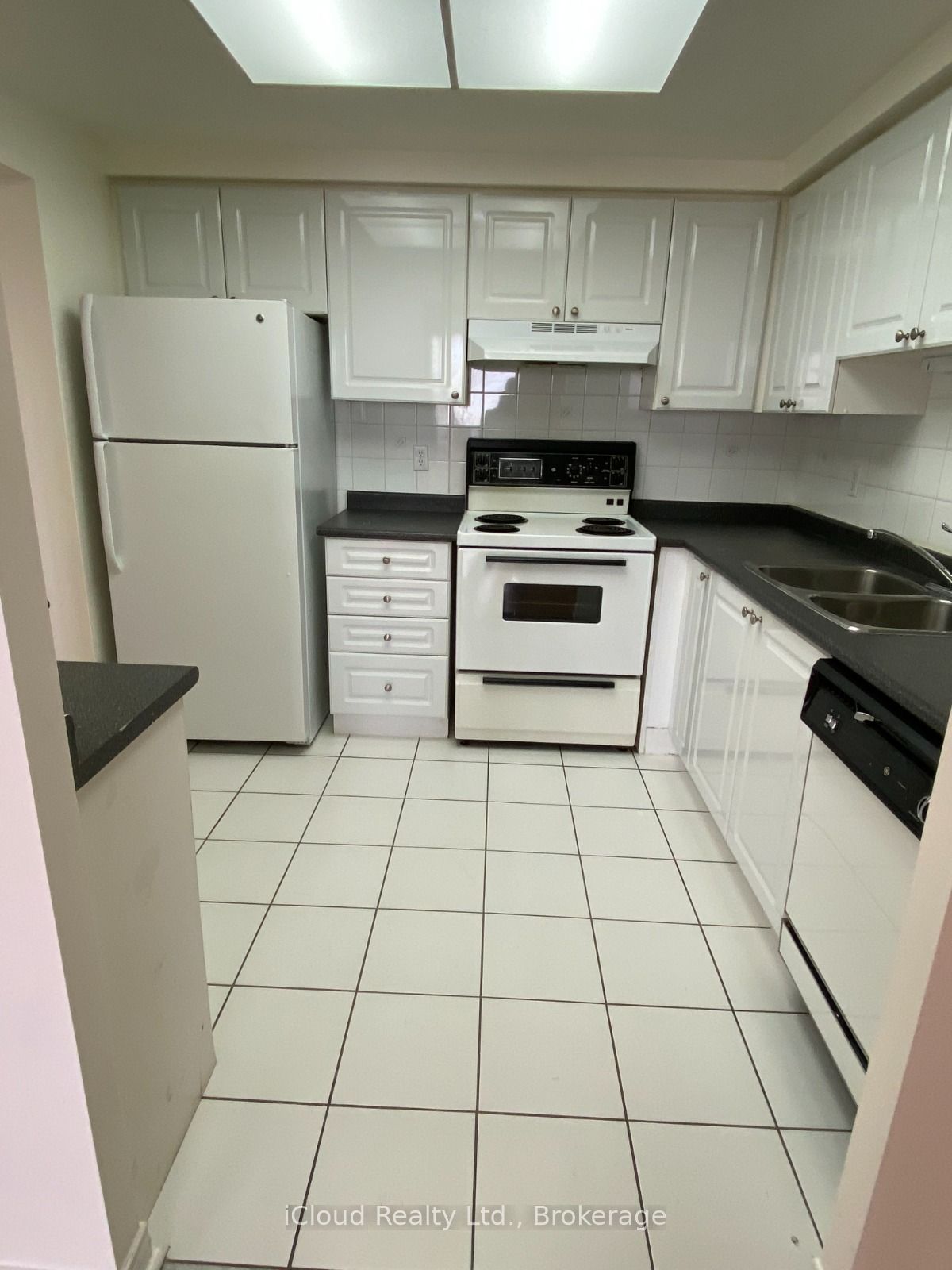 135 Hillcrest Avenue 2101, Mississauga, ON L5B 4B1 photo 2