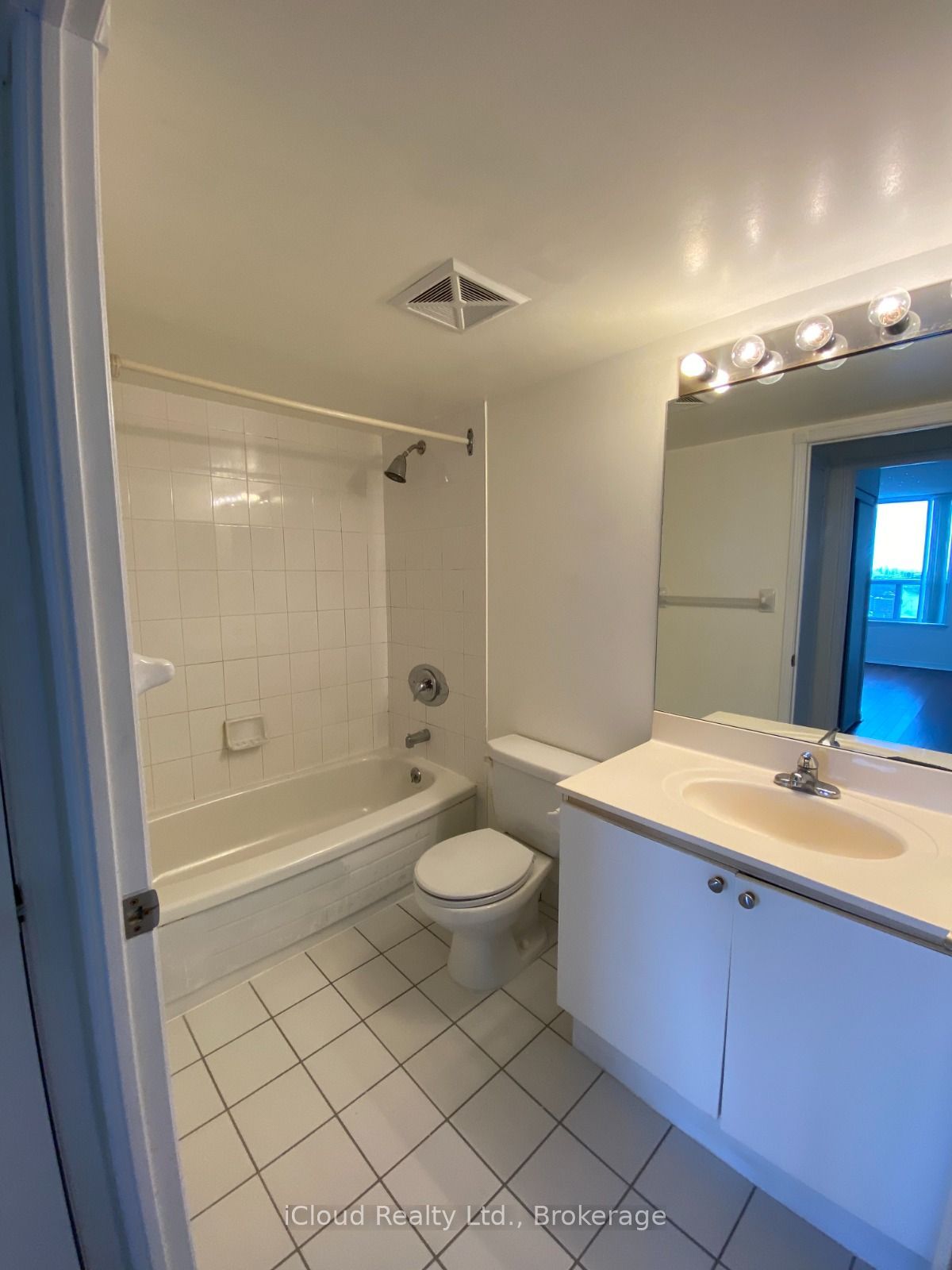 135 Hillcrest Avenue 2101, Mississauga, ON L5B 4B1 photo 4