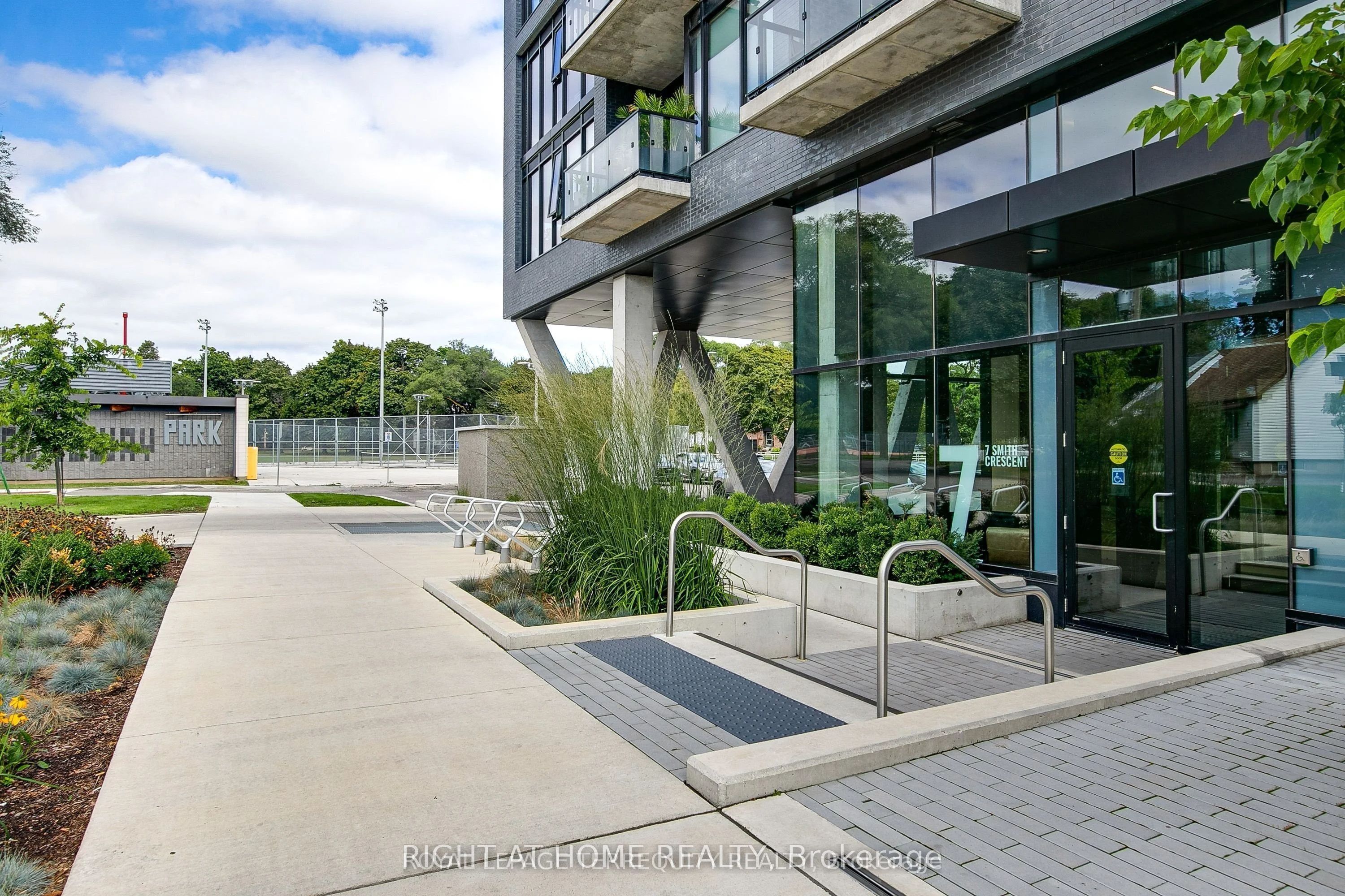 7 Smith Crescent 817, Toronto, ON M8Z 0G3