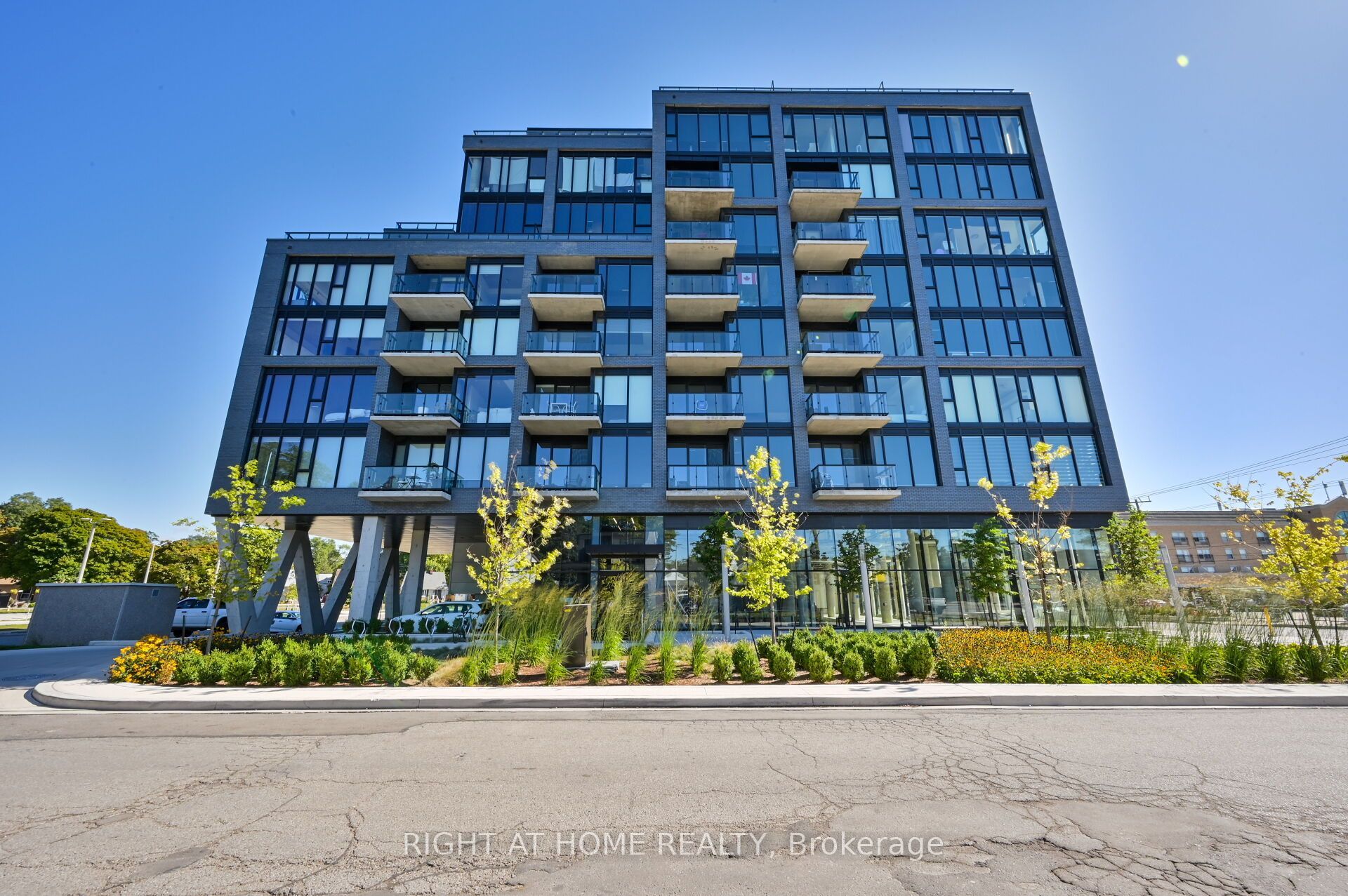 7 Smith Crescent 817, Toronto, ON M8Z 0G3 photo 2