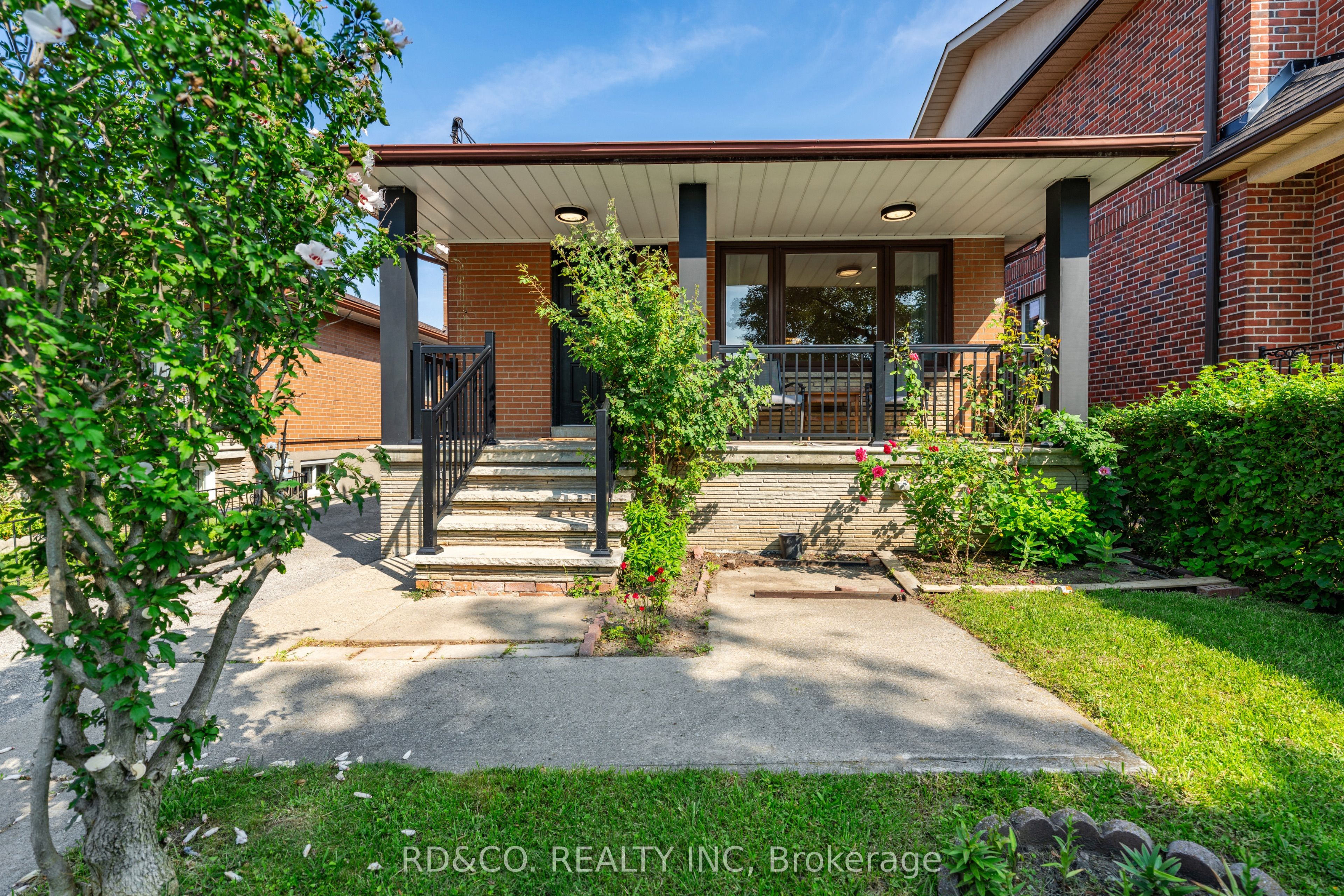 98 Hay Avenue, Toronto, ON M8Z 1G4