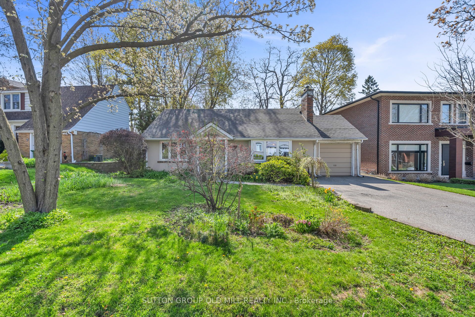29 Robin Hood Road, Toronto, ON M9A 2W6