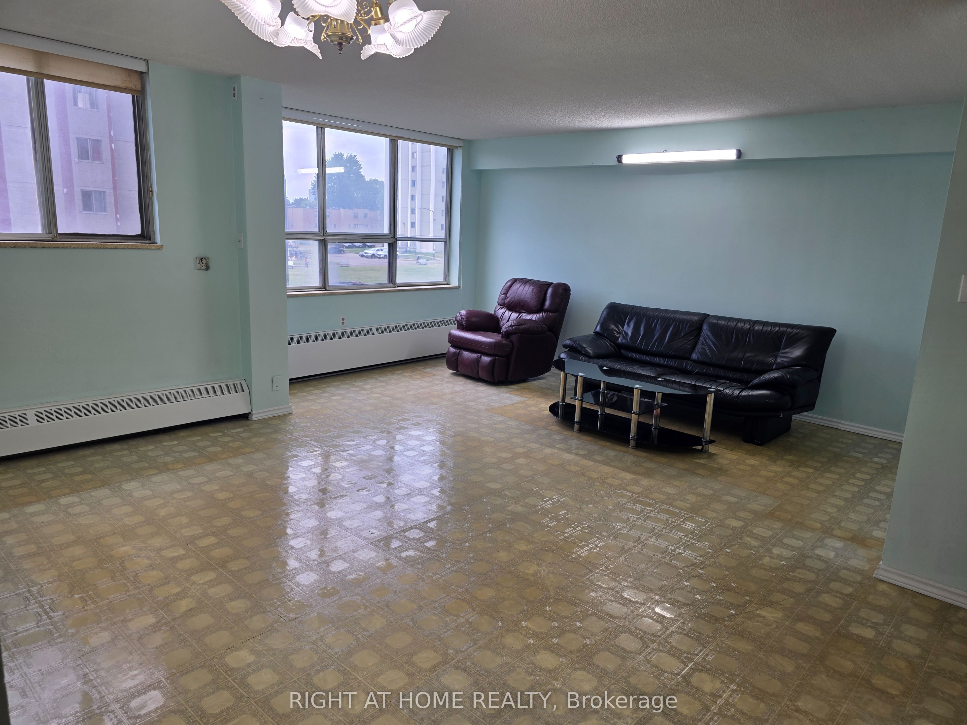 50 Lotherton Pathway 302, Toronto, ON M6B 2G8