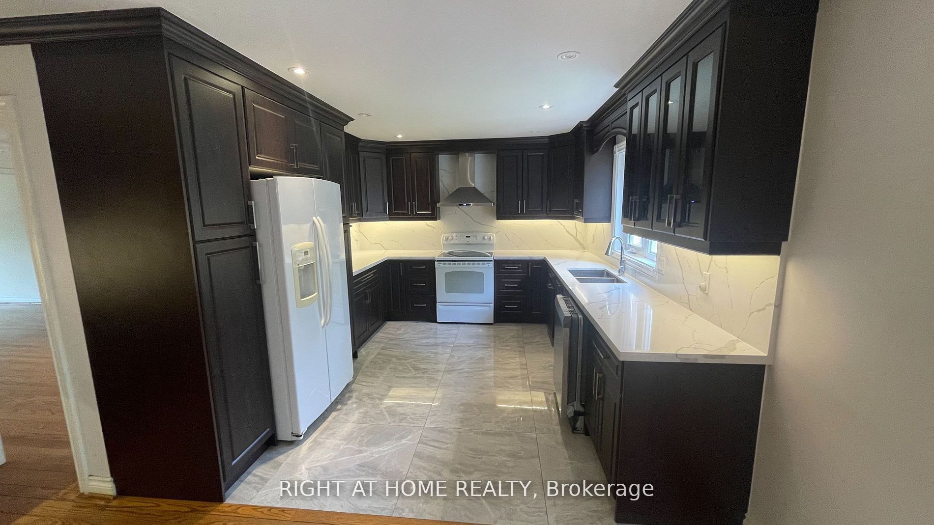15 Agar Crescent, Toronto, ON M9B 5A4 photo 3