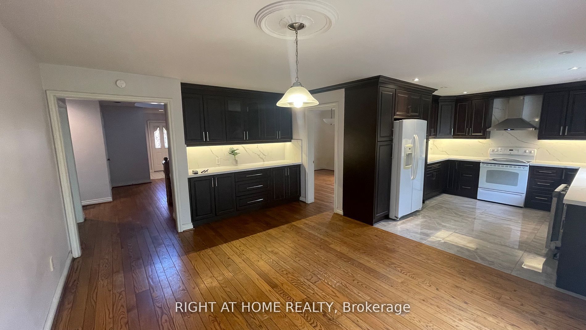 15 Agar Crescent, Toronto, ON M9B 5A4 photo 4