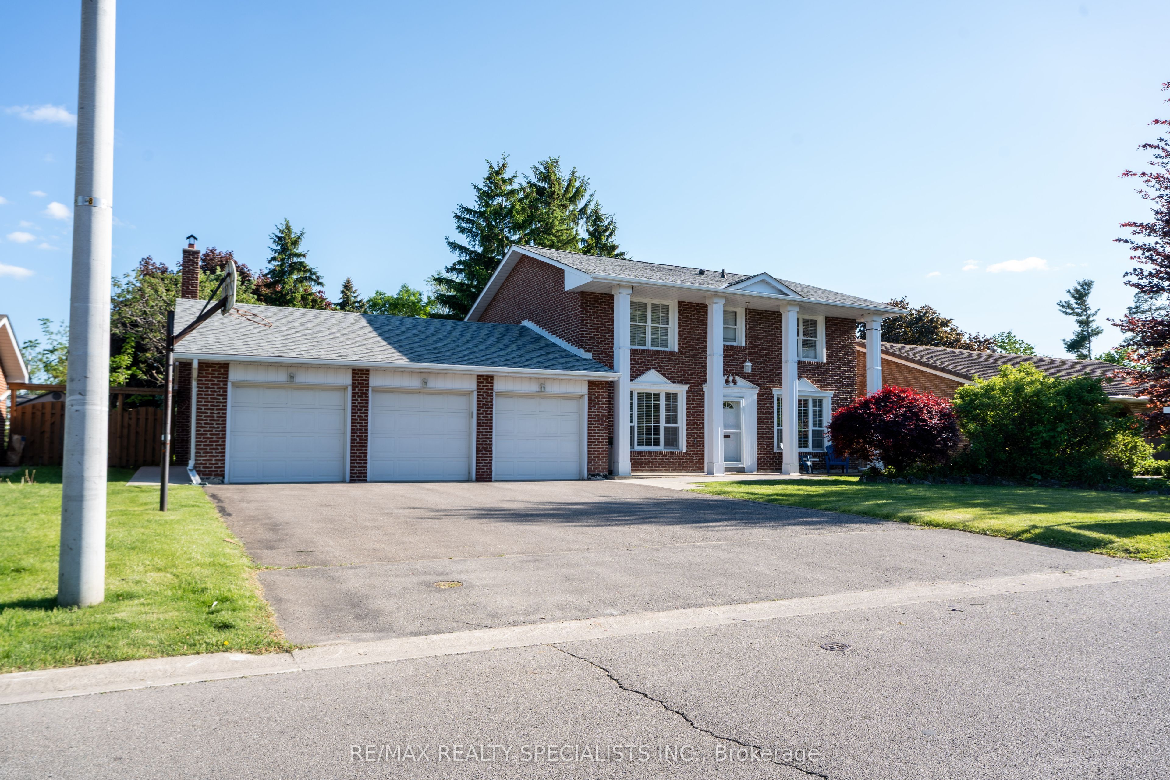 8 River View Drive, Brampton, ON L6W 2E5 photo 2