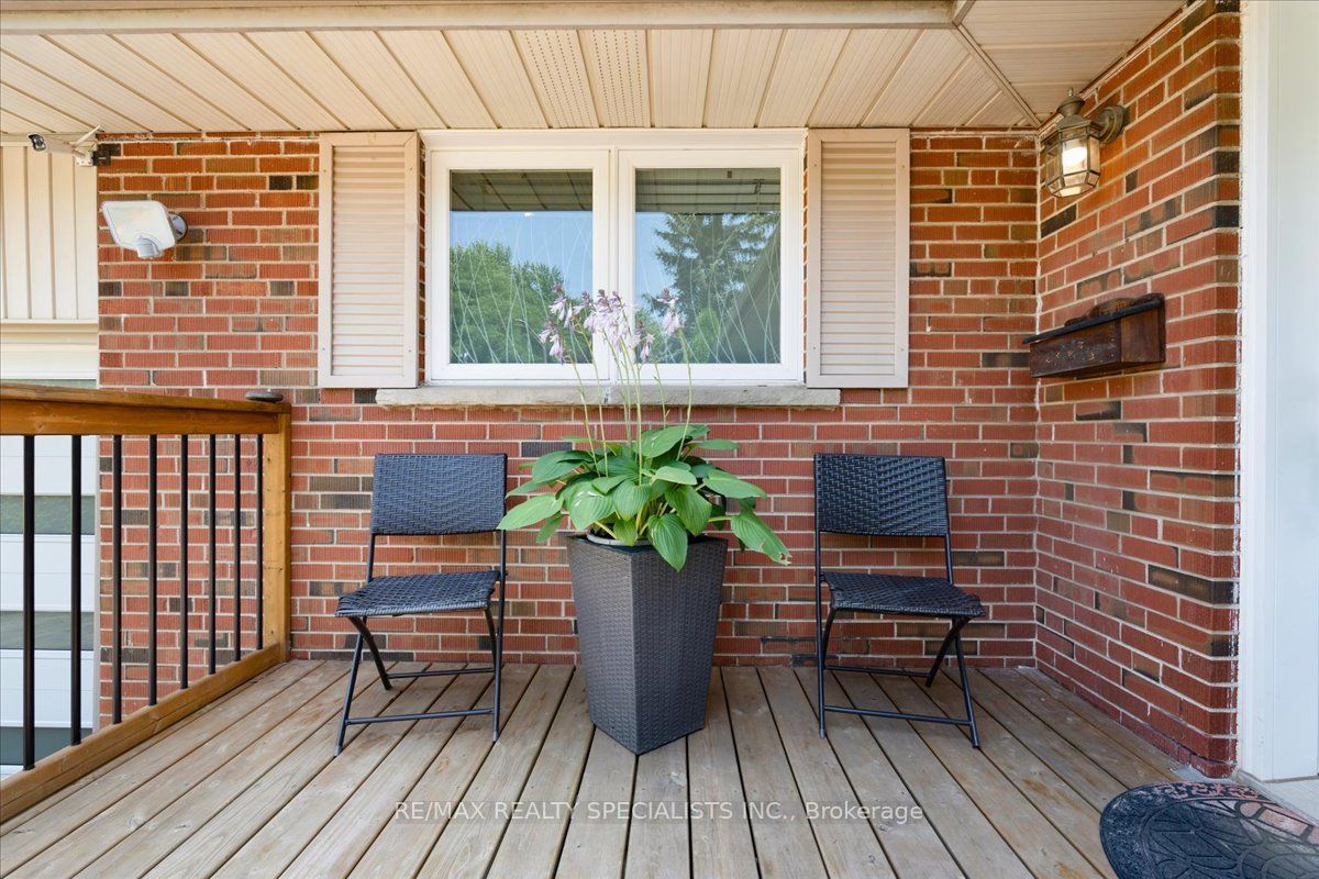 63 Suburban Drive, Mississauga, ON L5N 1H1 photo 2
