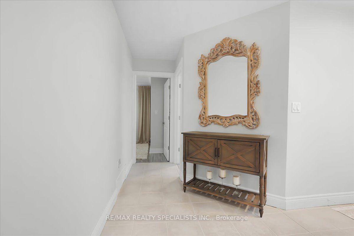 63 Suburban Drive, Mississauga, ON L5N 1H1 photo 4