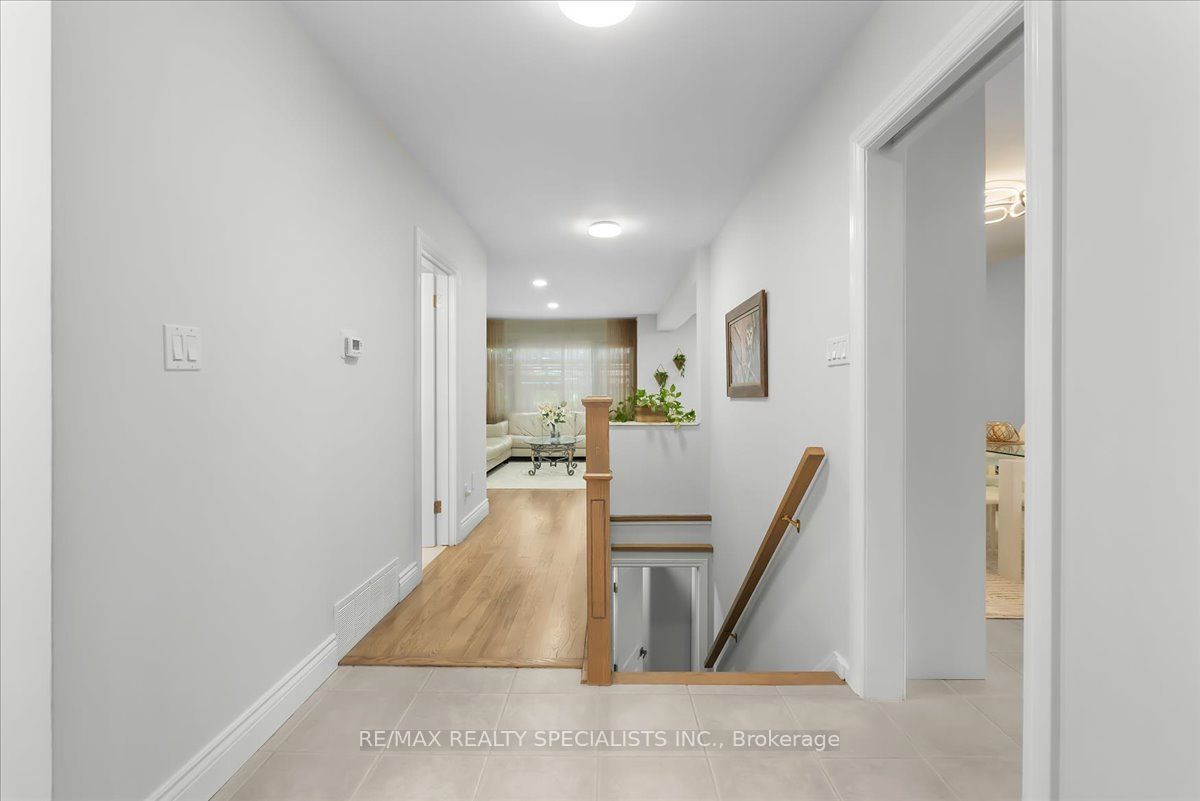 63 Suburban Drive, Mississauga, ON L5N 1H1 photo 5
