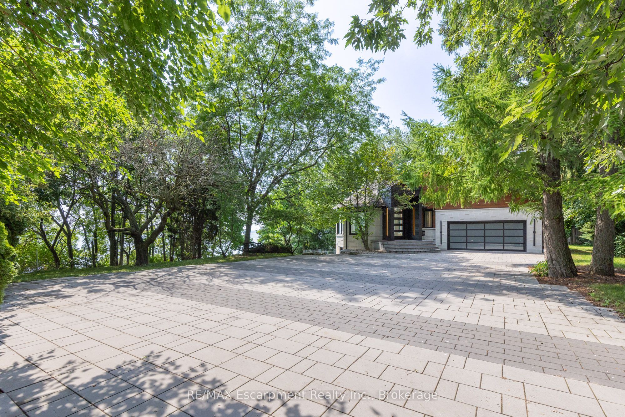 100 Appleby Place, Burlington, ON L7L 2X1 photo 2