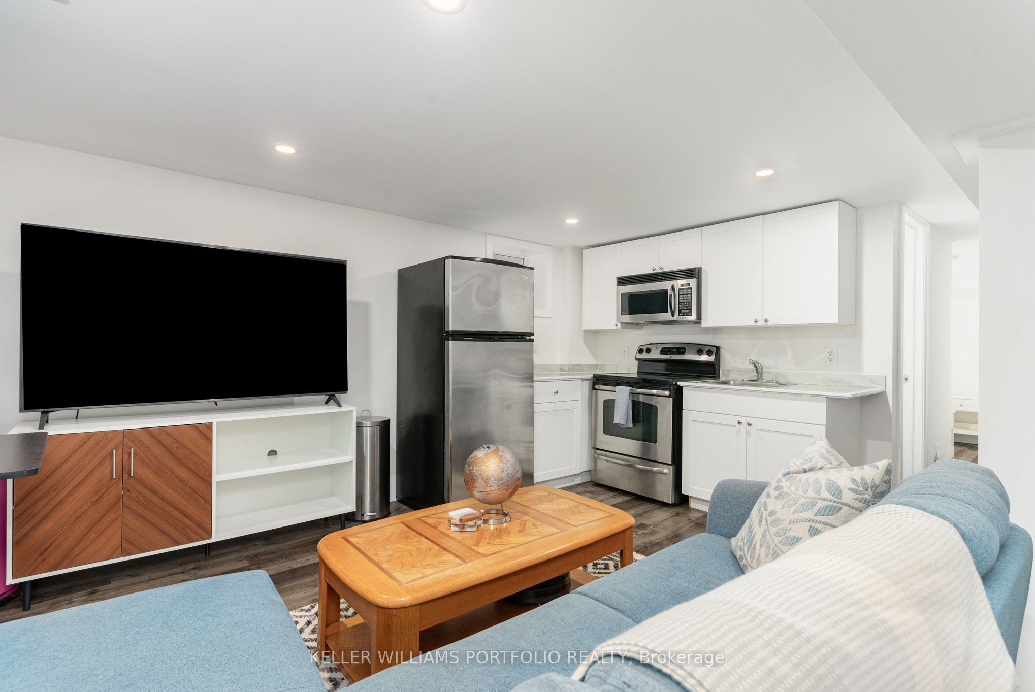 329 Runnymede Road Lower, Toronto, ON M6S 2Y5 photo 4