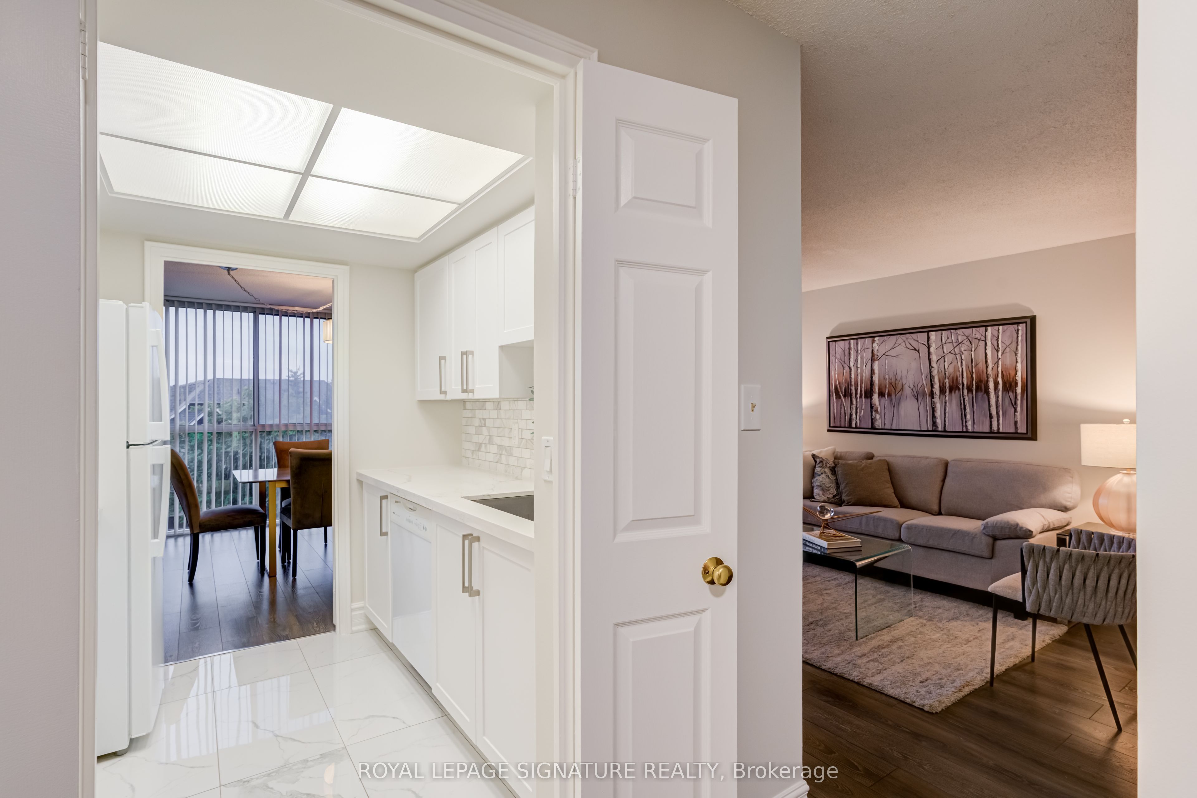 880 Dundas Street W 405, Mississauga, ON L5C 4H3 photo 2