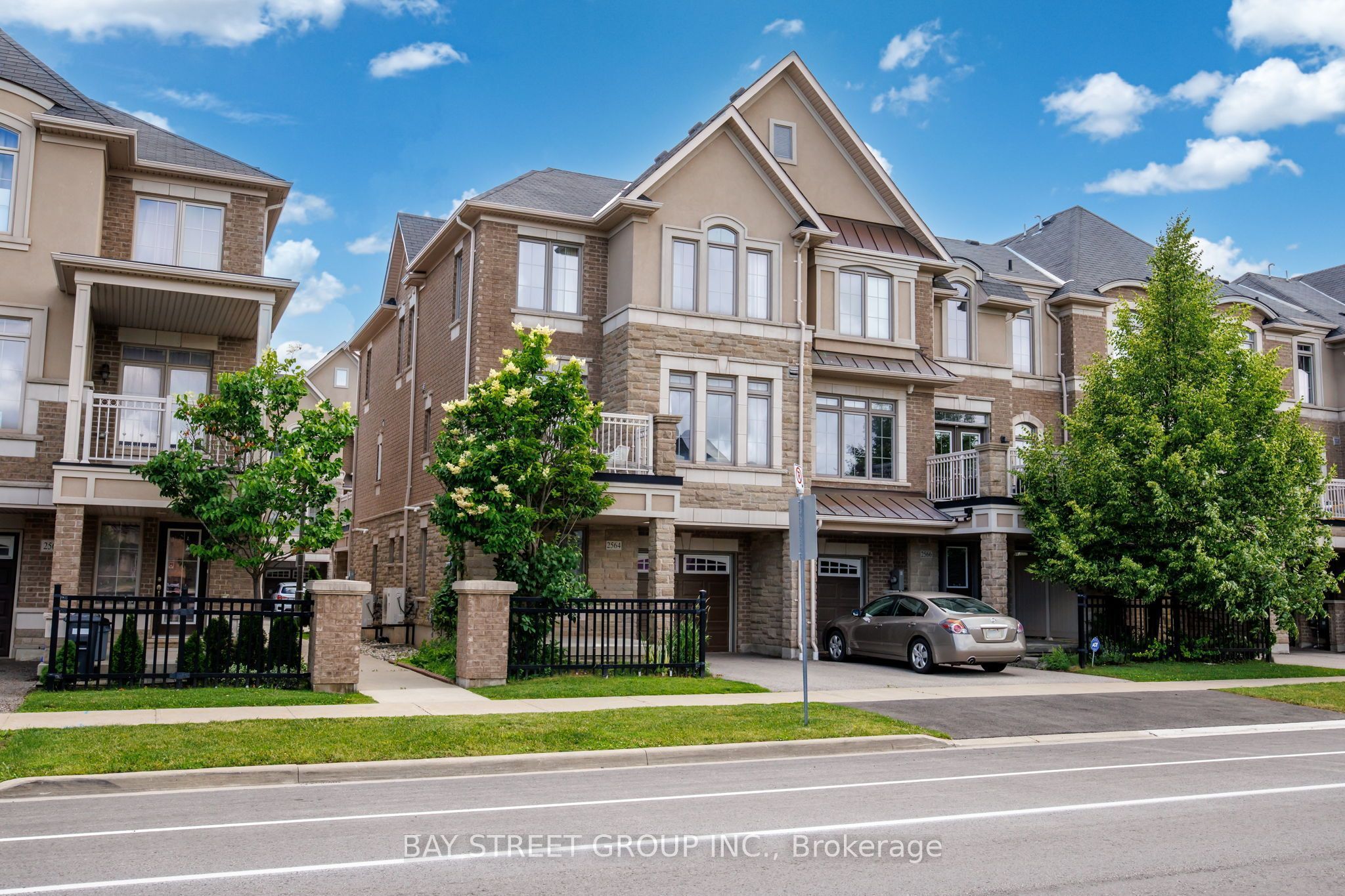 2564 Grand Oak Trail, Oakville, ON L6M 0S4 photo 3
