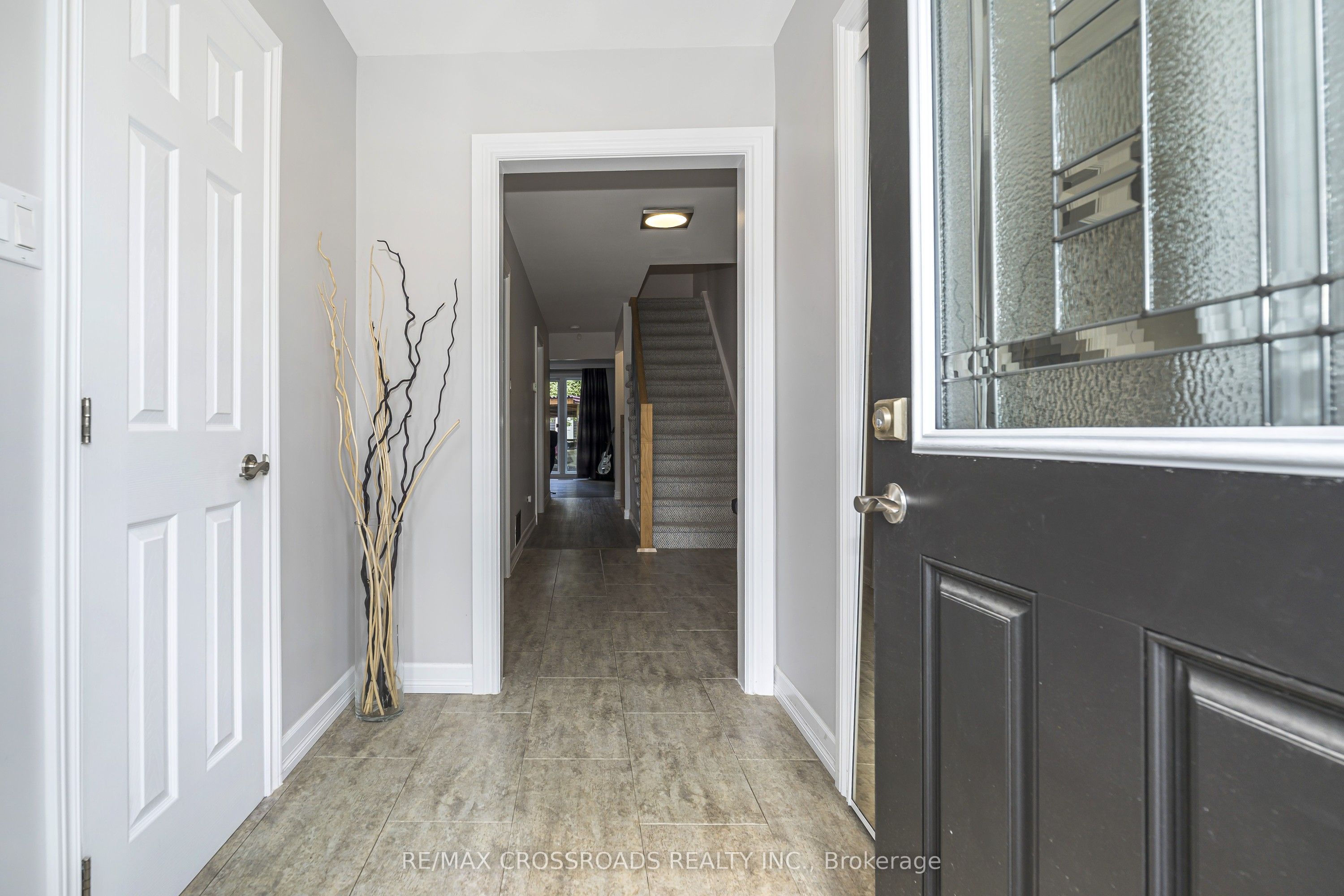 655 Dodsworth Crescent, Mississauga, ON L4Y 2H6 photo 2